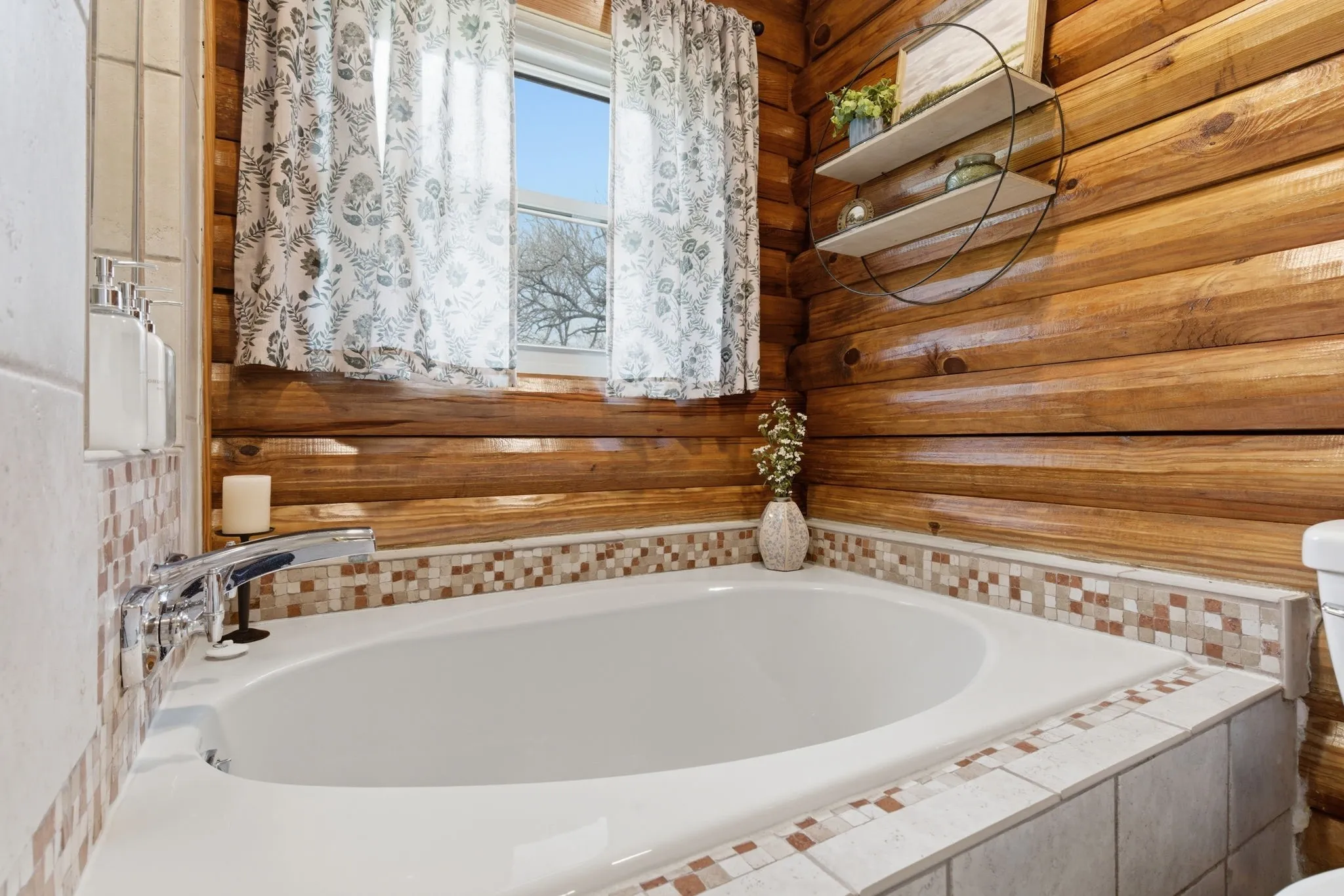 Single Family Residence For Sale in Parker County , 127 Pleasant Valley Lane, Weatherford, Texas 76087, 3 Bedroom, 3 Bathroom, Garage spaces, 2,629 Sqft, built in 1987, Preowned, mls#21194881, Real Estate Agent in Weatherford, Homes For Sale in Parker county, Homes For Sale in Weatherford, Realtor in Weatherford Texas, Real Estate Brokerage Independent Realty Texas, Luminita Cordes Realtor