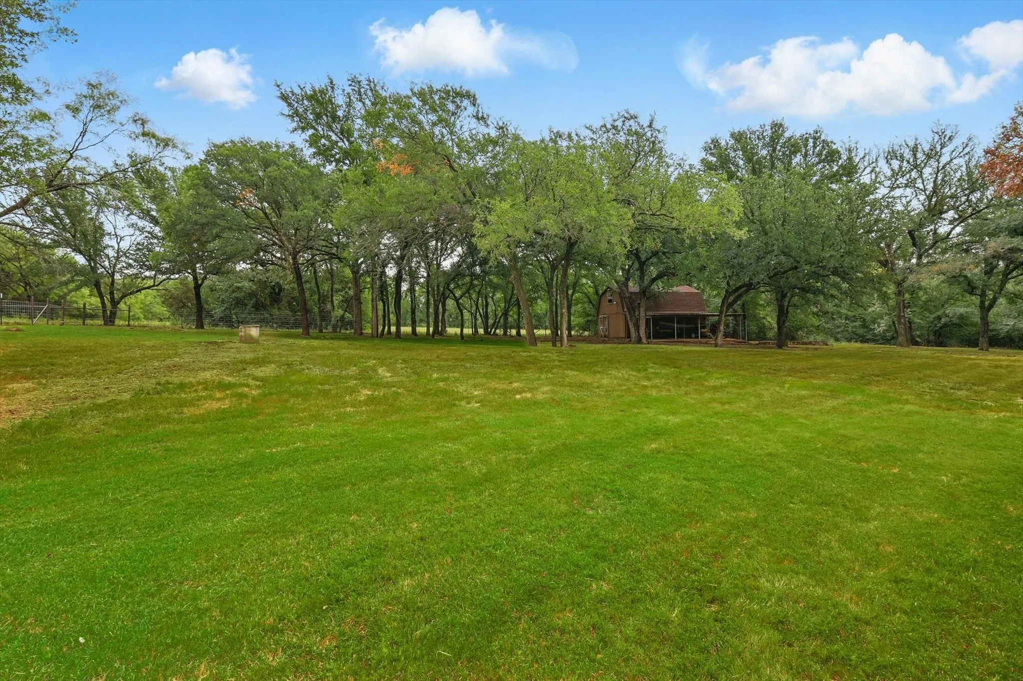 Single Family Residence For Sale in Parker County , 127 Pleasant Valley Lane, Weatherford, Texas 76087, 3 Bedroom, 3 Bathroom, Garage spaces, 2,629 Sqft, built in 1987, Preowned, mls#21194881, Real Estate Agent in Weatherford, Homes For Sale in Parker county, Homes For Sale in Weatherford, Realtor in Weatherford Texas, Real Estate Brokerage Independent Realty Texas, Luminita Cordes Realtor