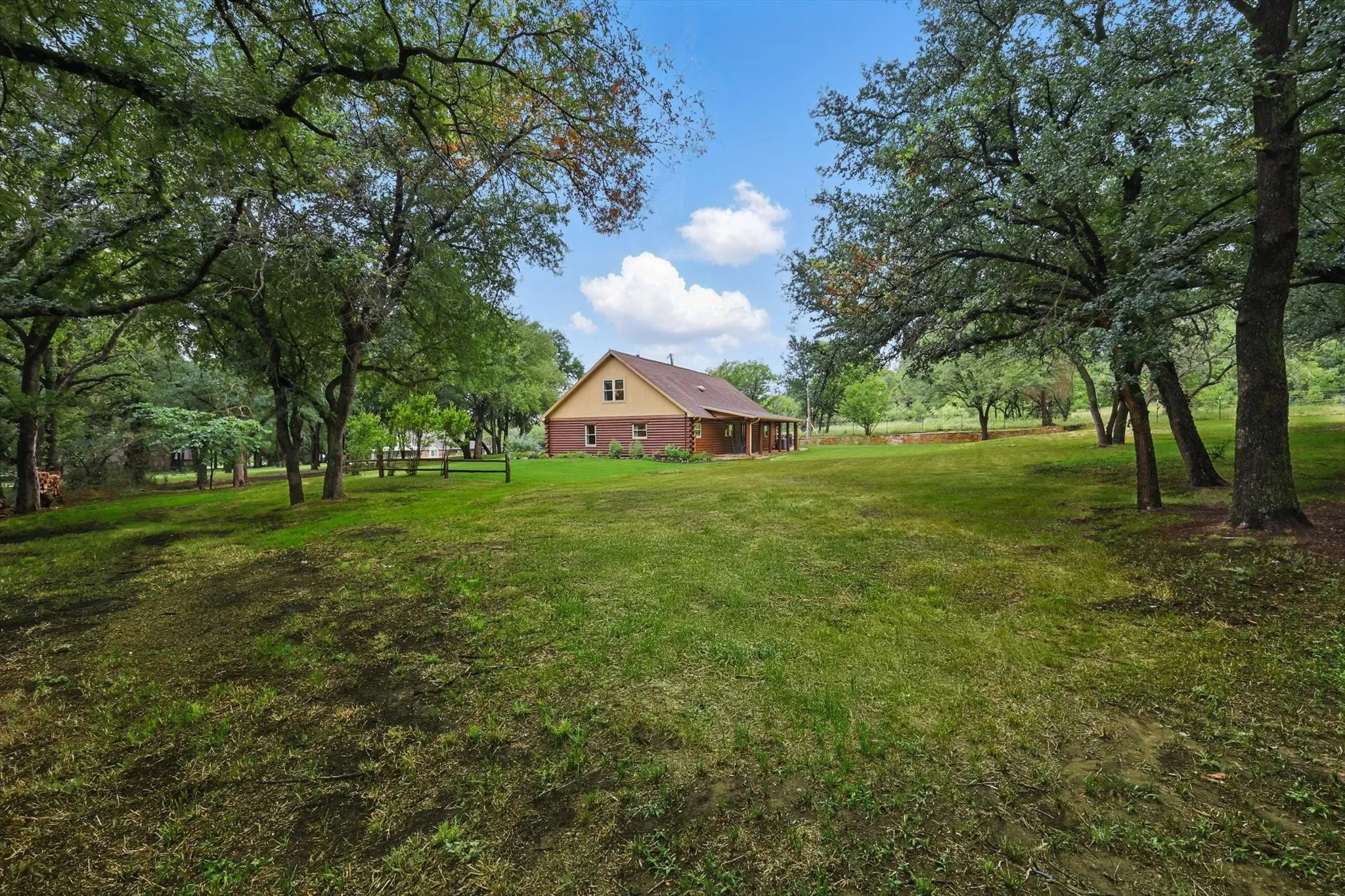 Single Family Residence For Sale in Parker County , 127 Pleasant Valley Lane, Weatherford, Texas 76087, 3 Bedroom, 3 Bathroom, Garage spaces, 2,629 Sqft, built in 1987, Preowned, mls#21194881, Real Estate Agent in Weatherford, Homes For Sale in Parker county, Homes For Sale in Weatherford, Realtor in Weatherford Texas, Real Estate Brokerage Independent Realty Texas, Luminita Cordes Realtor