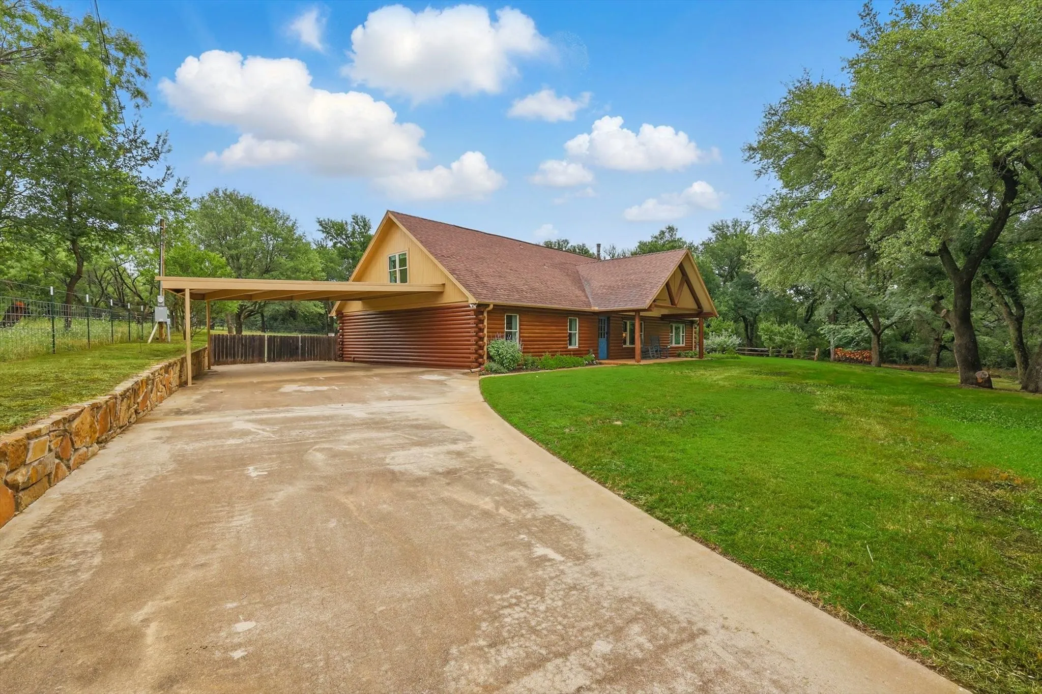 Single Family Residence For Sale in Parker County , 127 Pleasant Valley Lane, Weatherford, Texas 76087, 3 Bedroom, 3 Bathroom, Garage spaces, 2,629 Sqft, built in 1987, Preowned, mls#21194881, Real Estate Agent in Weatherford, Homes For Sale in Parker county, Homes For Sale in Weatherford, Realtor in Weatherford Texas, Real Estate Brokerage Independent Realty Texas, Luminita Cordes Realtor