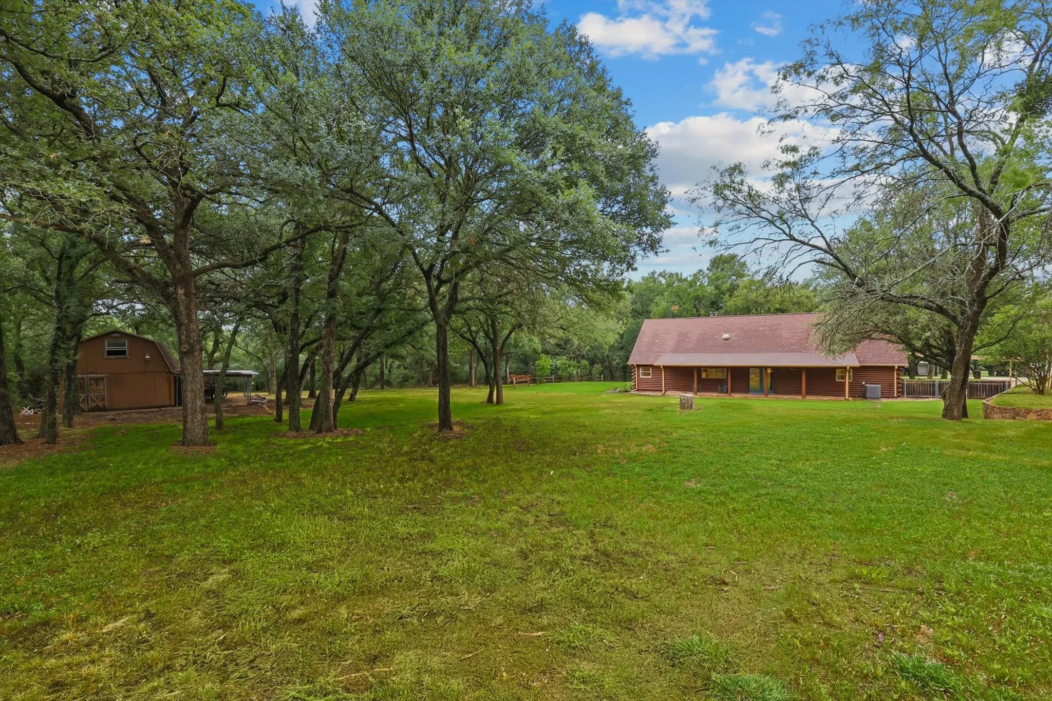 Single Family Residence For Sale in Parker County , 127 Pleasant Valley Lane, Weatherford, Texas 76087, 3 Bedroom, 3 Bathroom, Garage spaces, 2,629 Sqft, built in 1987, Preowned, mls#21194881, Real Estate Agent in Weatherford, Homes For Sale in Parker county, Homes For Sale in Weatherford, Realtor in Weatherford Texas, Real Estate Brokerage Independent Realty Texas, Luminita Cordes Realtor