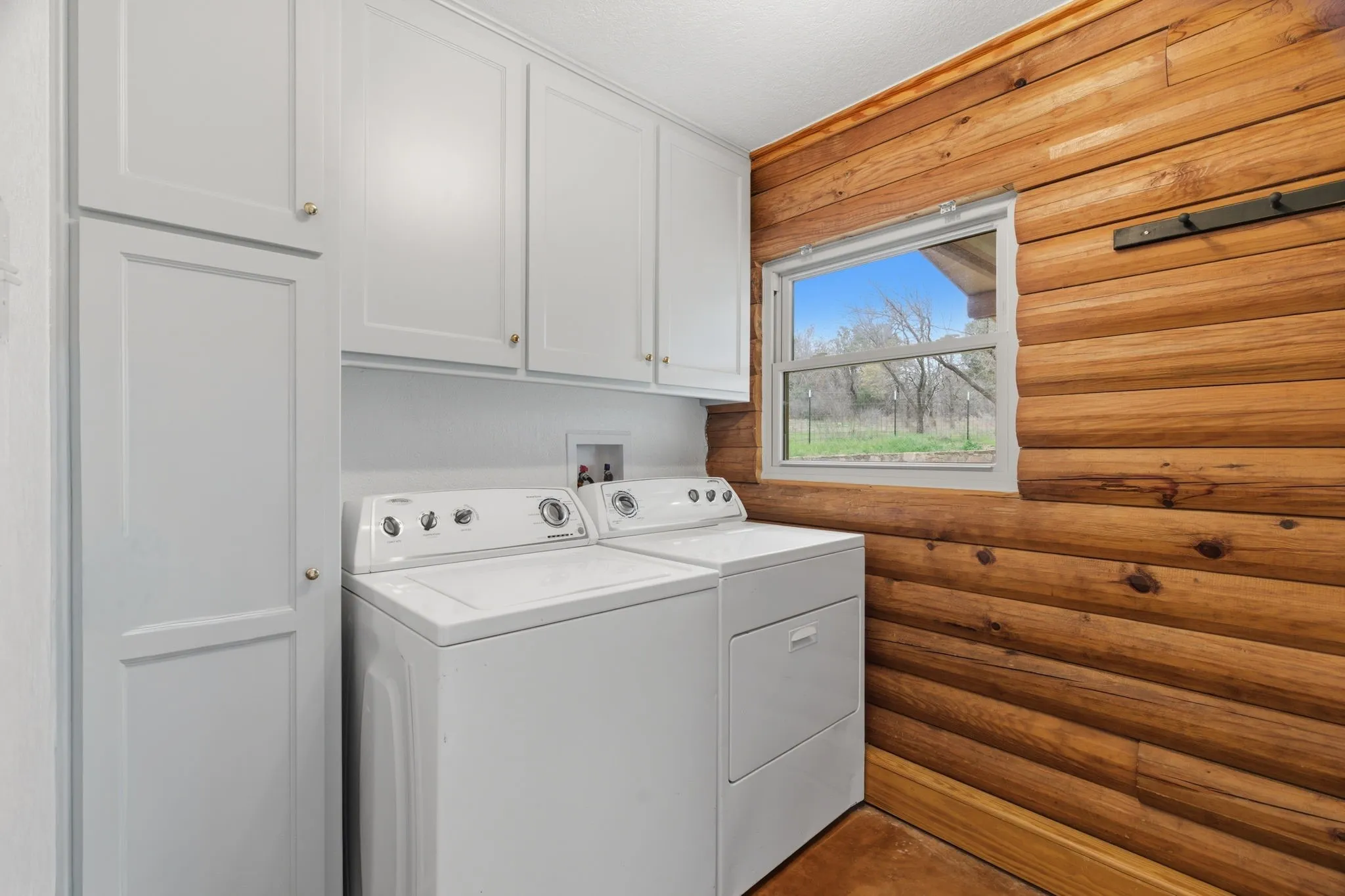 Single Family Residence For Sale in Parker County , 127 Pleasant Valley Lane, Weatherford, Texas 76087, 3 Bedroom, 3 Bathroom, Garage spaces, 2,629 Sqft, built in 1987, Preowned, mls#21194881, Real Estate Agent in Weatherford, Homes For Sale in Parker county, Homes For Sale in Weatherford, Realtor in Weatherford Texas, Real Estate Brokerage Independent Realty Texas, Luminita Cordes Realtor