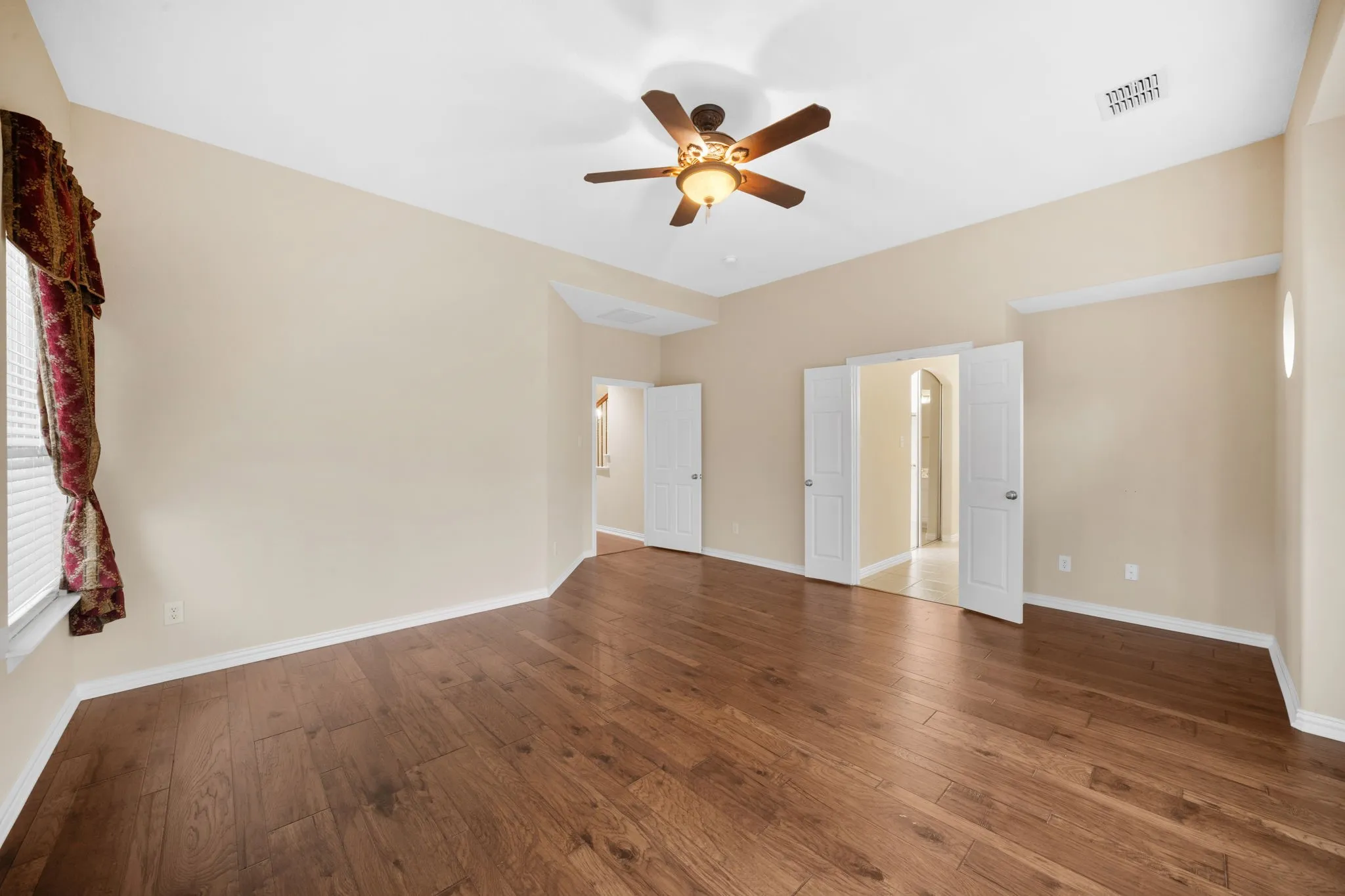 Single Family Residence For Sale in Tarrant County , 7215 Herboso, Grand Prairie, Texas 75054, 5 Bedroom, 5 Bathroom, 2 Garage spaces, 4,013 Sqft, built in 2005, mls#21203657, Real Estate Agent in Grand Prairie, Homes For Sale in Tarrant county, Homes For Sale in Grand Prairie, Realtor in Grand Prairie Texas, Real Estate Brokerage Independent Realty Texas, Luminita Cordes Realtor