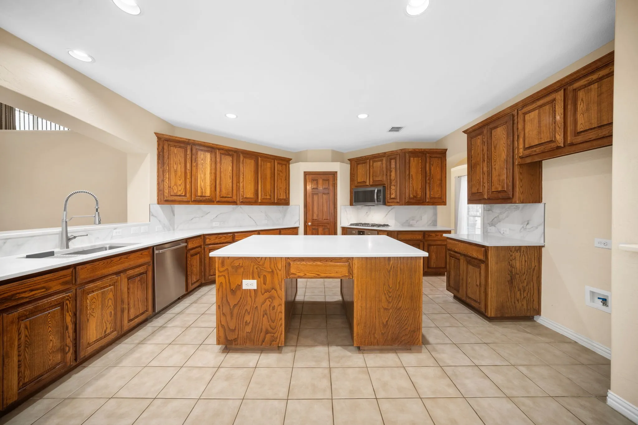 Single Family Residence For Sale in Tarrant County , 7215 Herboso, Grand Prairie, Texas 75054, 5 Bedroom, 5 Bathroom, 2 Garage spaces, 4,013 Sqft, built in 2005, mls#21203657, Real Estate Agent in Grand Prairie, Homes For Sale in Tarrant county, Homes For Sale in Grand Prairie, Realtor in Grand Prairie Texas, Real Estate Brokerage Independent Realty Texas, Luminita Cordes Realtor