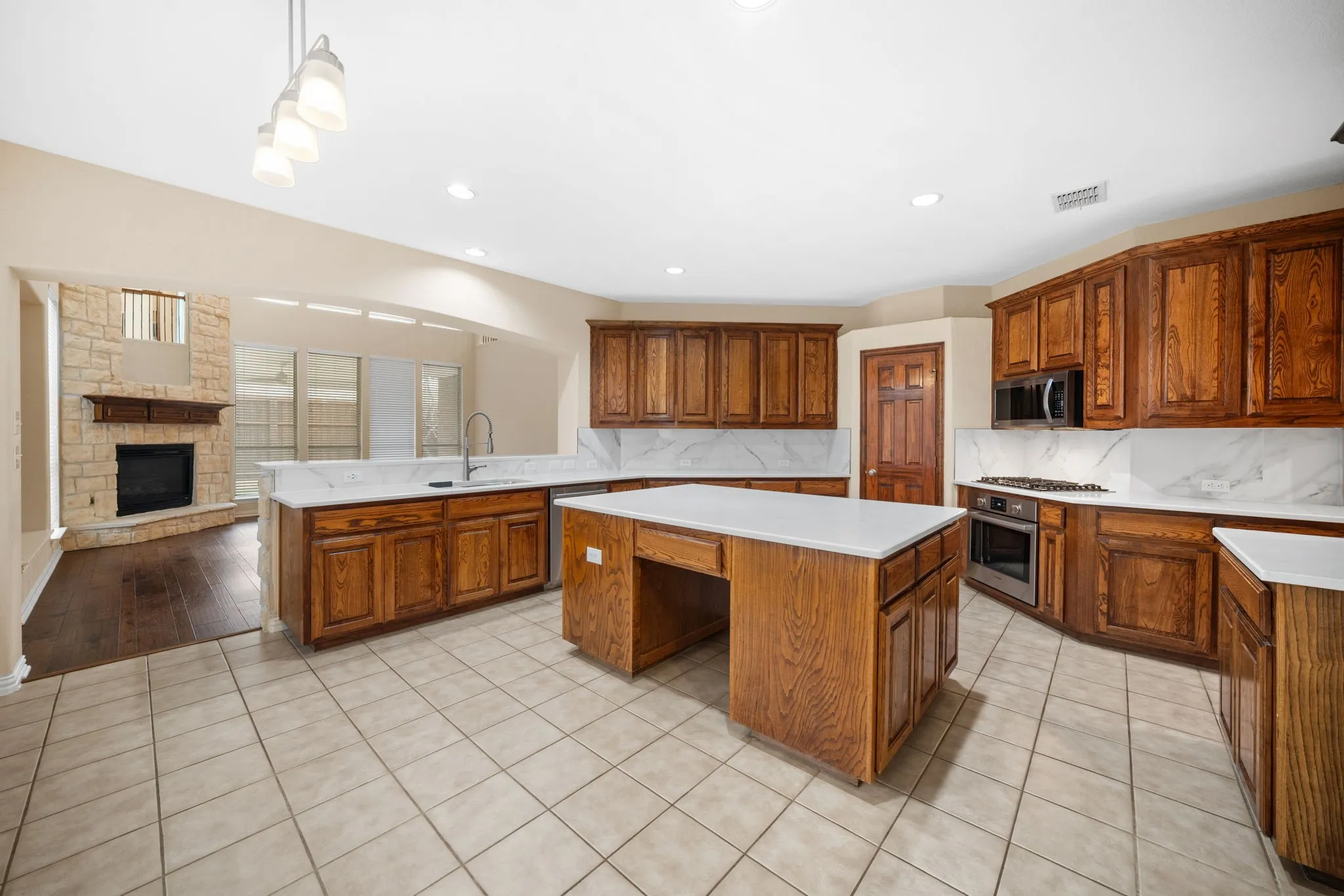 Single Family Residence For Sale in Tarrant County , 7215 Herboso, Grand Prairie, Texas 75054, 5 Bedroom, 5 Bathroom, 2 Garage spaces, 4,013 Sqft, built in 2005, mls#21203657, Real Estate Agent in Grand Prairie, Homes For Sale in Tarrant county, Homes For Sale in Grand Prairie, Realtor in Grand Prairie Texas, Real Estate Brokerage Independent Realty Texas, Luminita Cordes Realtor