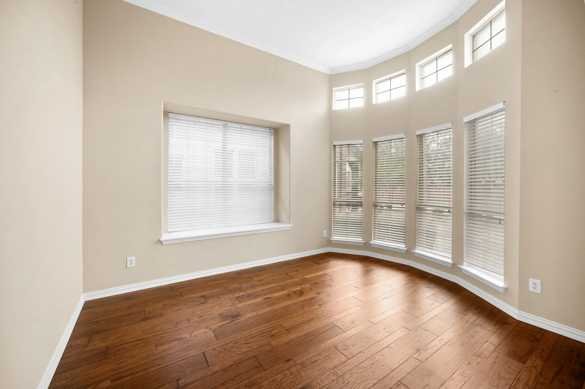 Single Family Residence For Sale in Tarrant County , 7215 Herboso, Grand Prairie, Texas 75054, 5 Bedroom, 5 Bathroom, 2 Garage spaces, 4,013 Sqft, built in 2005, mls#21203657, Real Estate Agent in Grand Prairie, Homes For Sale in Tarrant county, Homes For Sale in Grand Prairie, Realtor in Grand Prairie Texas, Real Estate Brokerage Independent Realty Texas, Luminita Cordes Realtor