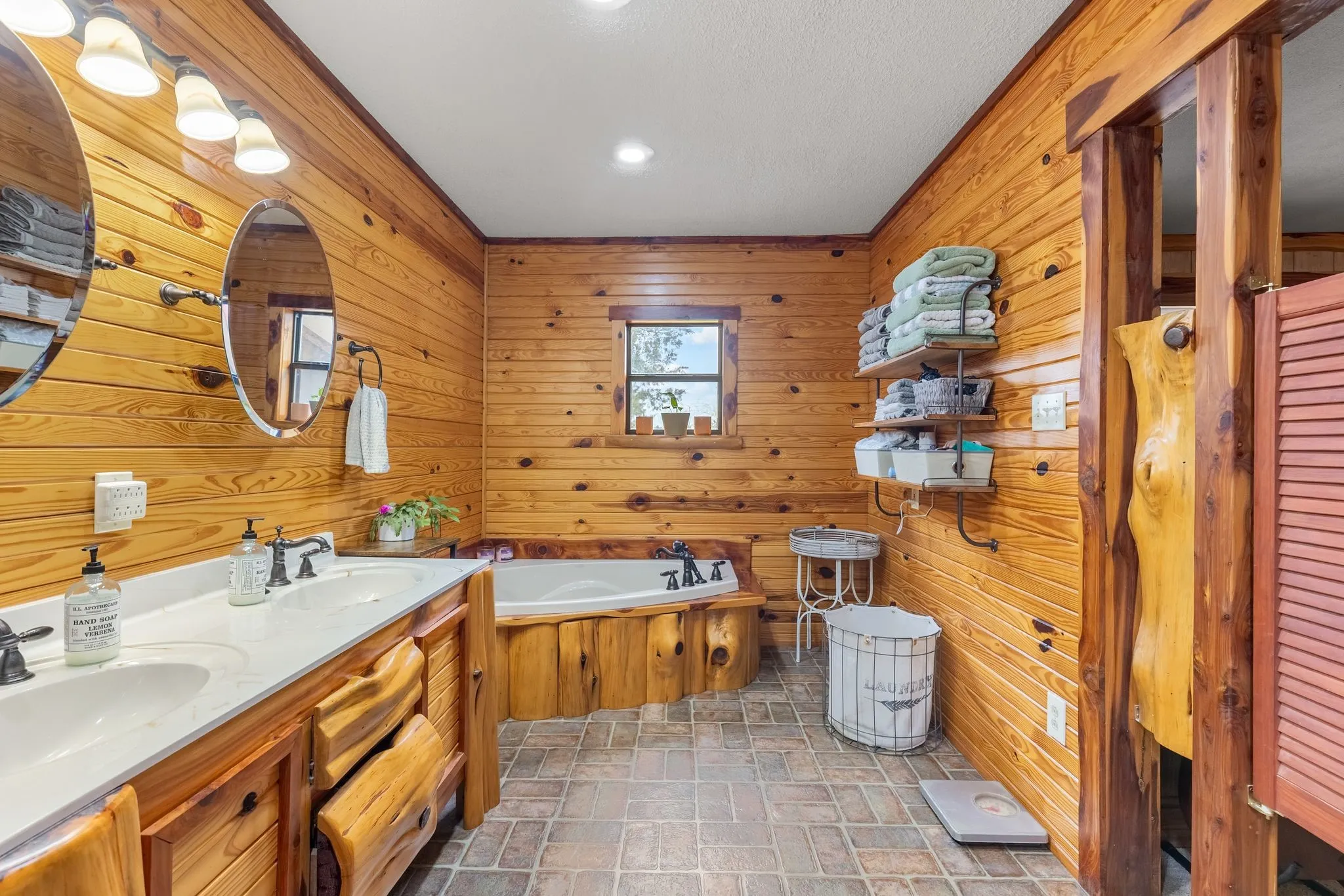 Single Family Residence For Sale in Camp County , 138 County Road 2404, Pittsburg, Texas 75686, 3 Bedroom, 3 Bathroom, 2 Garage spaces, 1,818 Sqft, built in 1980, Preowned, mls#21205835, Real Estate Agent in Pittsburg, Homes For Sale in Camp county, Homes For Sale in Pittsburg, Realtor in Pittsburg Texas, Real Estate Brokerage Independent Realty Texas, Luminita Cordes Realtor