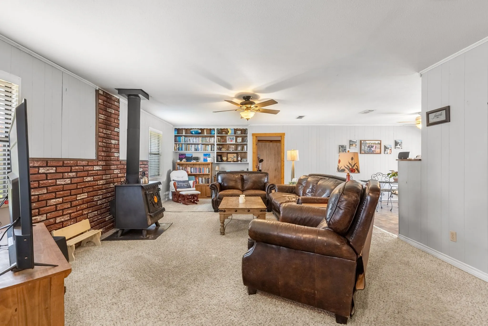 Single Family Residence For Sale in Camp County , 138 County Road 2404, Pittsburg, Texas 75686, 3 Bedroom, 3 Bathroom, 2 Garage spaces, 1,818 Sqft, built in 1980, Preowned, mls#21205835, Real Estate Agent in Pittsburg, Homes For Sale in Camp county, Homes For Sale in Pittsburg, Realtor in Pittsburg Texas, Real Estate Brokerage Independent Realty Texas, Luminita Cordes Realtor