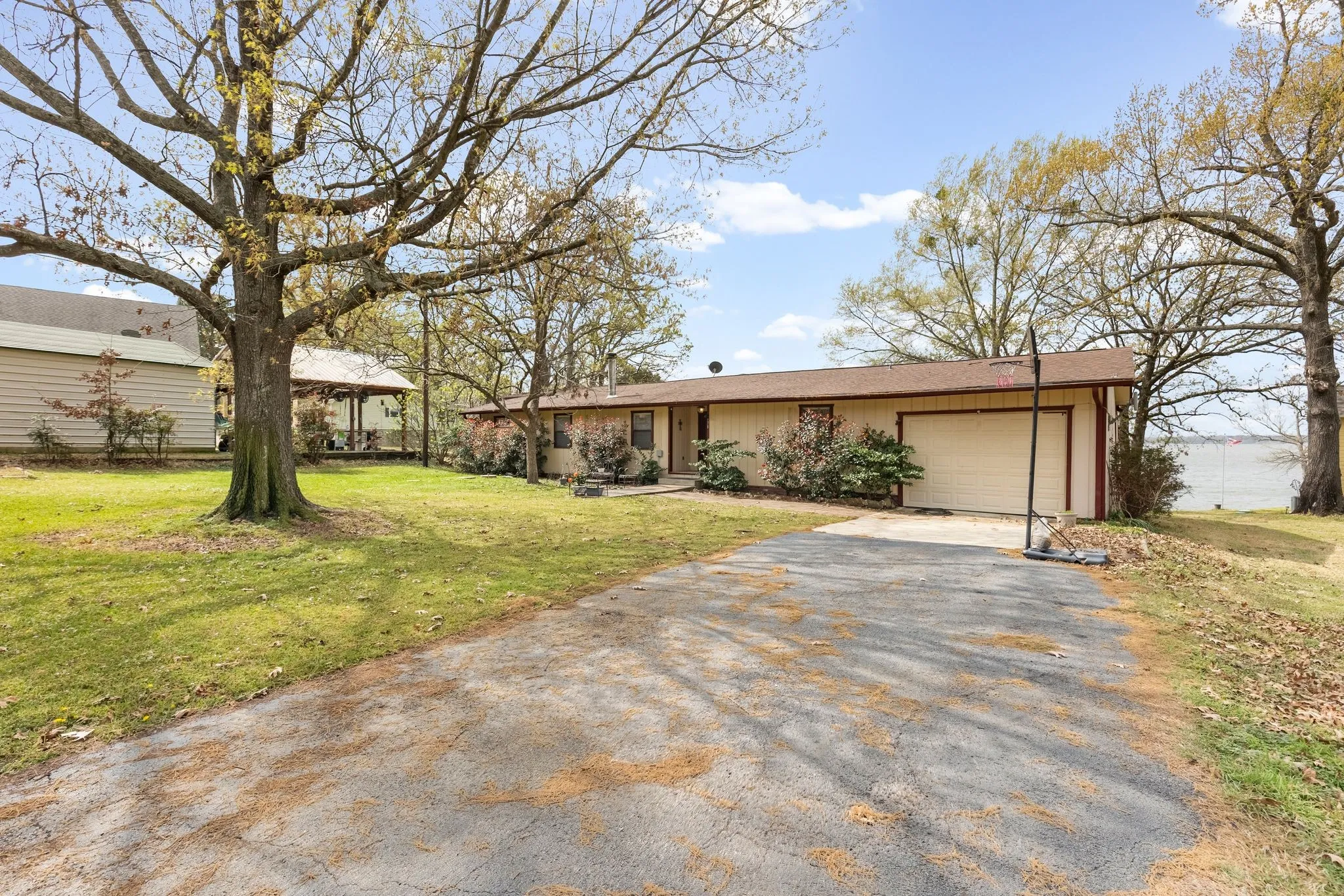 Single Family Residence For Sale in Camp County , 138 County Road 2404, Pittsburg, Texas 75686, 3 Bedroom, 3 Bathroom, 2 Garage spaces, 1,818 Sqft, built in 1980, Preowned, mls#21205835, Real Estate Agent in Pittsburg, Homes For Sale in Camp county, Homes For Sale in Pittsburg, Realtor in Pittsburg Texas, Real Estate Brokerage Independent Realty Texas, Luminita Cordes Realtor