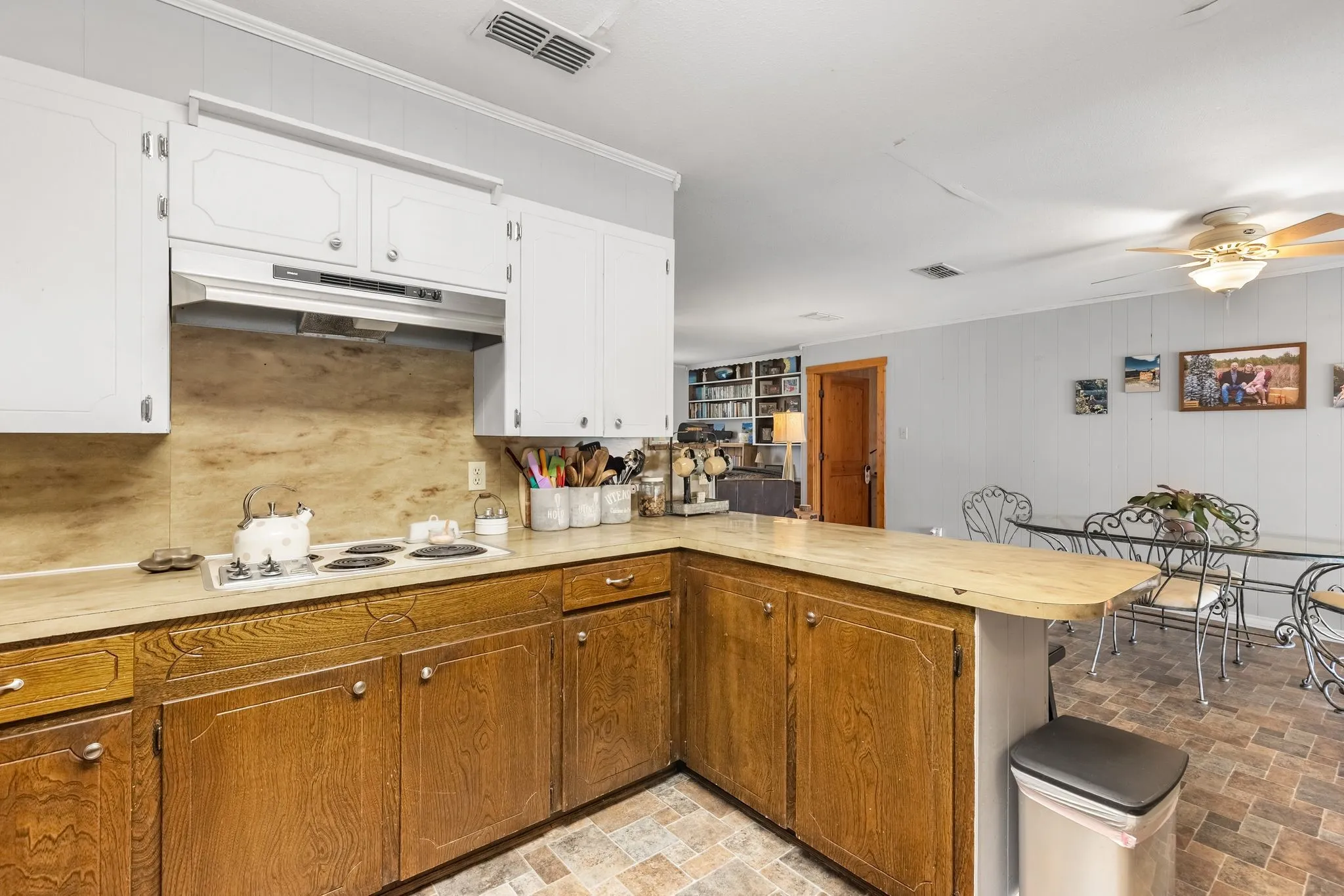 Single Family Residence For Sale in Camp County , 138 County Road 2404, Pittsburg, Texas 75686, 3 Bedroom, 3 Bathroom, 2 Garage spaces, 1,818 Sqft, built in 1980, Preowned, mls#21205835, Real Estate Agent in Pittsburg, Homes For Sale in Camp county, Homes For Sale in Pittsburg, Realtor in Pittsburg Texas, Real Estate Brokerage Independent Realty Texas, Luminita Cordes Realtor