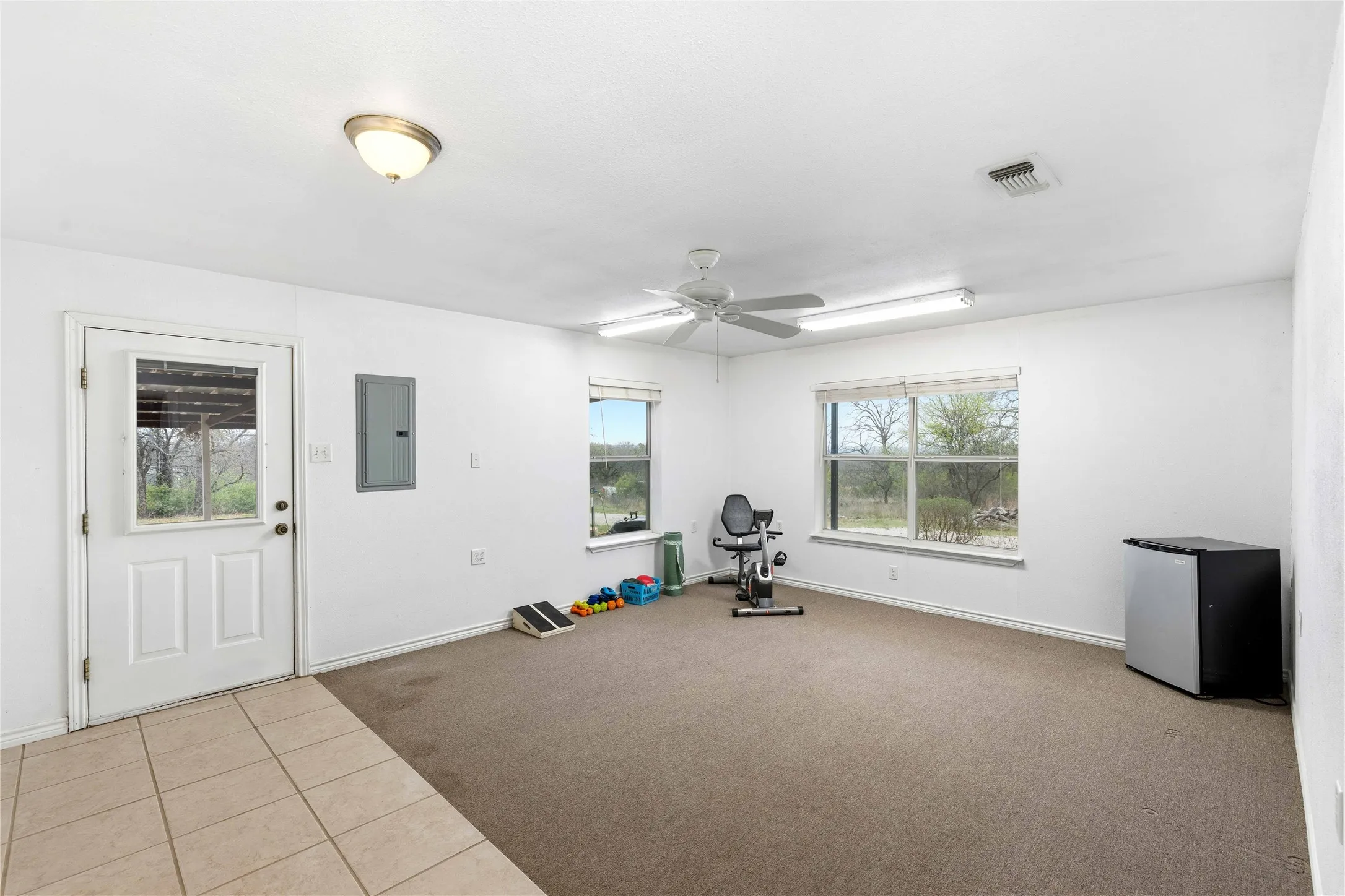 Large open, multipurpose den