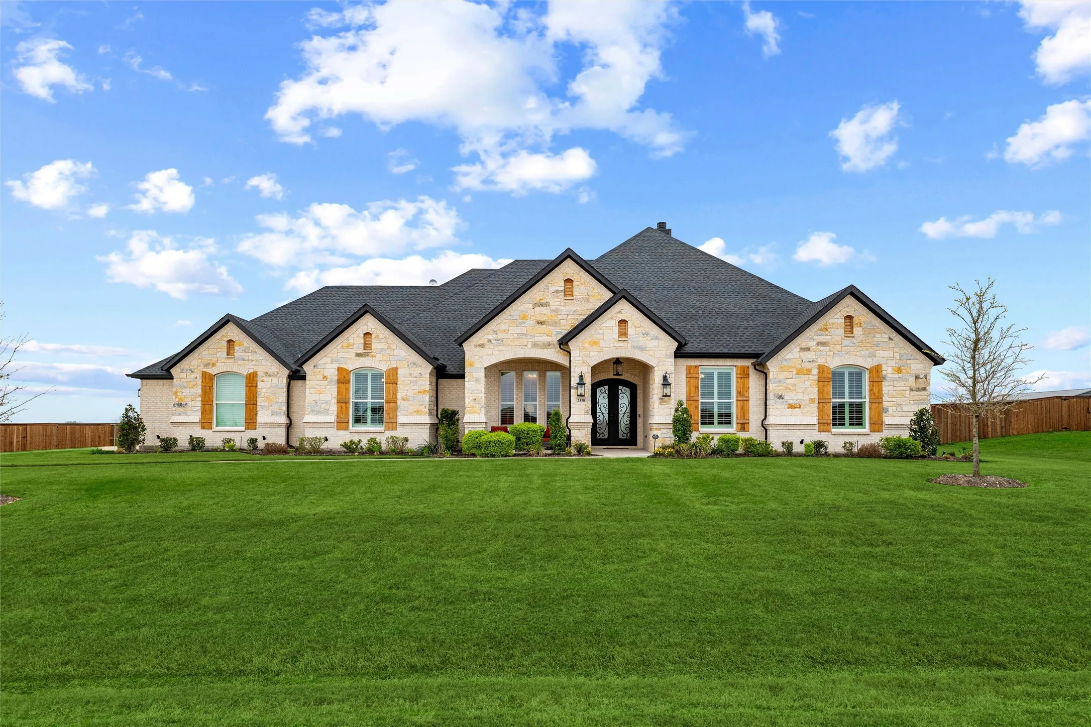 Single Family Residence For Sale in Ellis County , 2330 Kinley Brooke Drive, Waxahachie, Texas 75167, 3 Bedroom, 4 Bathroom, 3 Garage spaces, 2,918 Sqft, built in 2023, Preowned, mls#21205721, Real Estate Agent in Waxahachie, Homes For Sale in Ellis county, Homes For Sale in Waxahachie, Realtor in Waxahachie Texas, Real Estate Brokerage Independent Realty Texas, Luminita Cordes Realtor