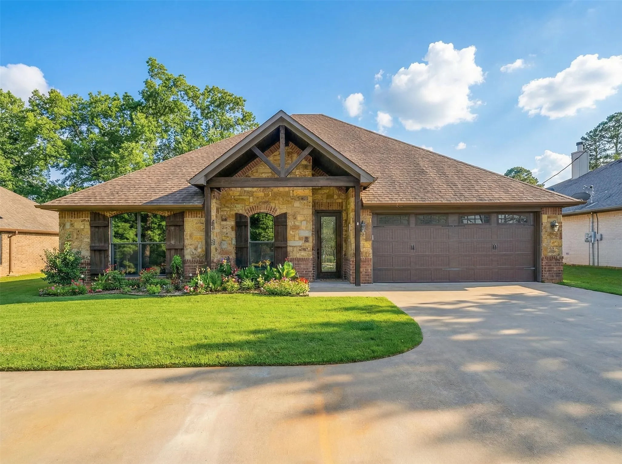Single Family Residence For Sale in Gregg County , 2114 W Hawkins Parkway, Longview, Texas 75605, 4 Bedroom, 3 Bathroom, 2 Garage spaces, 2,116 Sqft, built in 2012, Preowned, mls#21197628, Real Estate Agent in Longview, Homes For Sale in Gregg county, Homes For Sale in Longview, Realtor in Longview Texas, Real Estate Brokerage Independent Realty Texas, Luminita Cordes Realtor