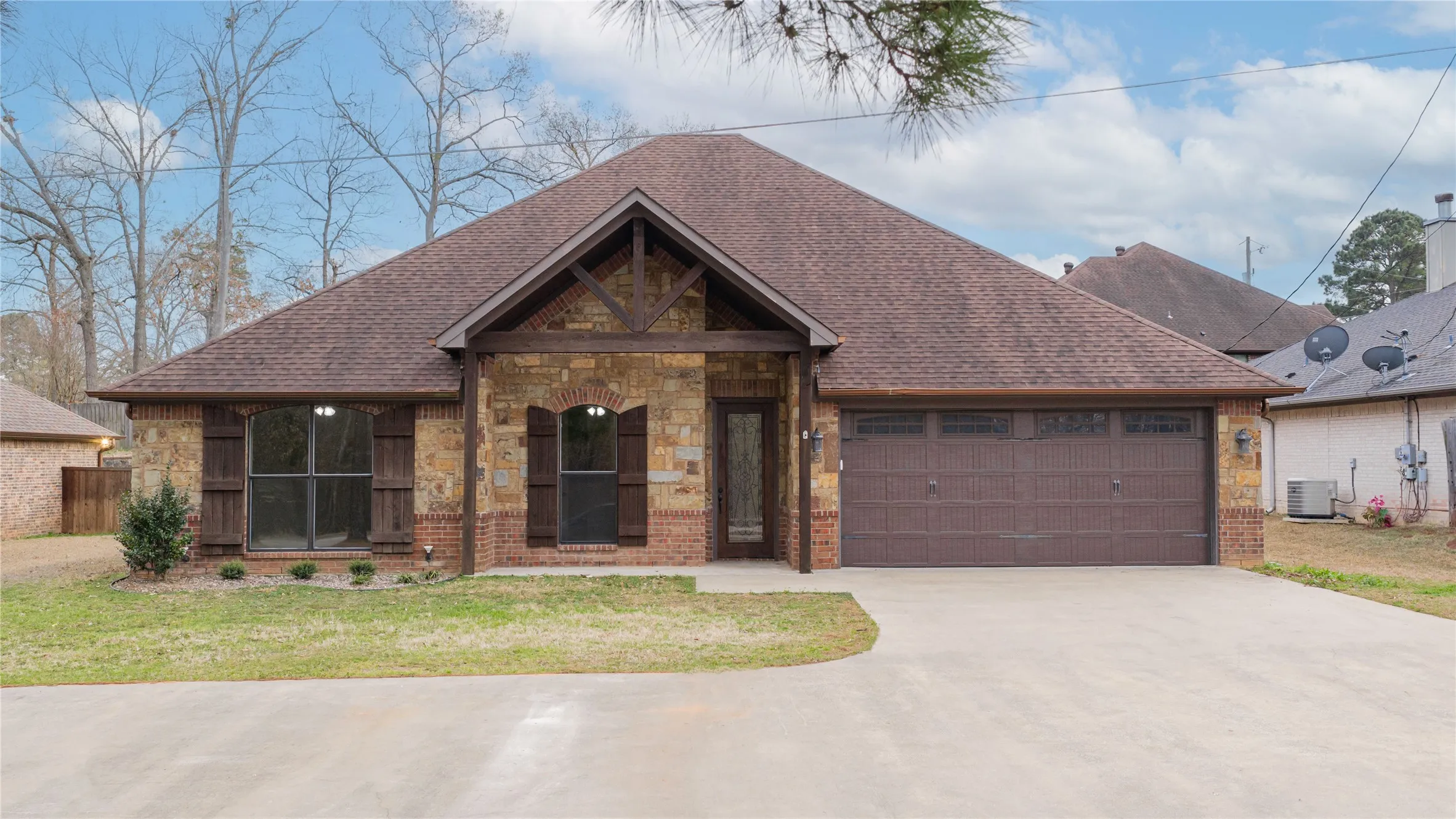 Single Family Residence For Sale in Gregg County , 2114 W Hawkins Parkway, Longview, Texas 75605, 4 Bedroom, 3 Bathroom, 2 Garage spaces, 2,116 Sqft, built in 2012, Preowned, mls#21197628, Real Estate Agent in Longview, Homes For Sale in Gregg county, Homes For Sale in Longview, Realtor in Longview Texas, Real Estate Brokerage Independent Realty Texas, Luminita Cordes Realtor