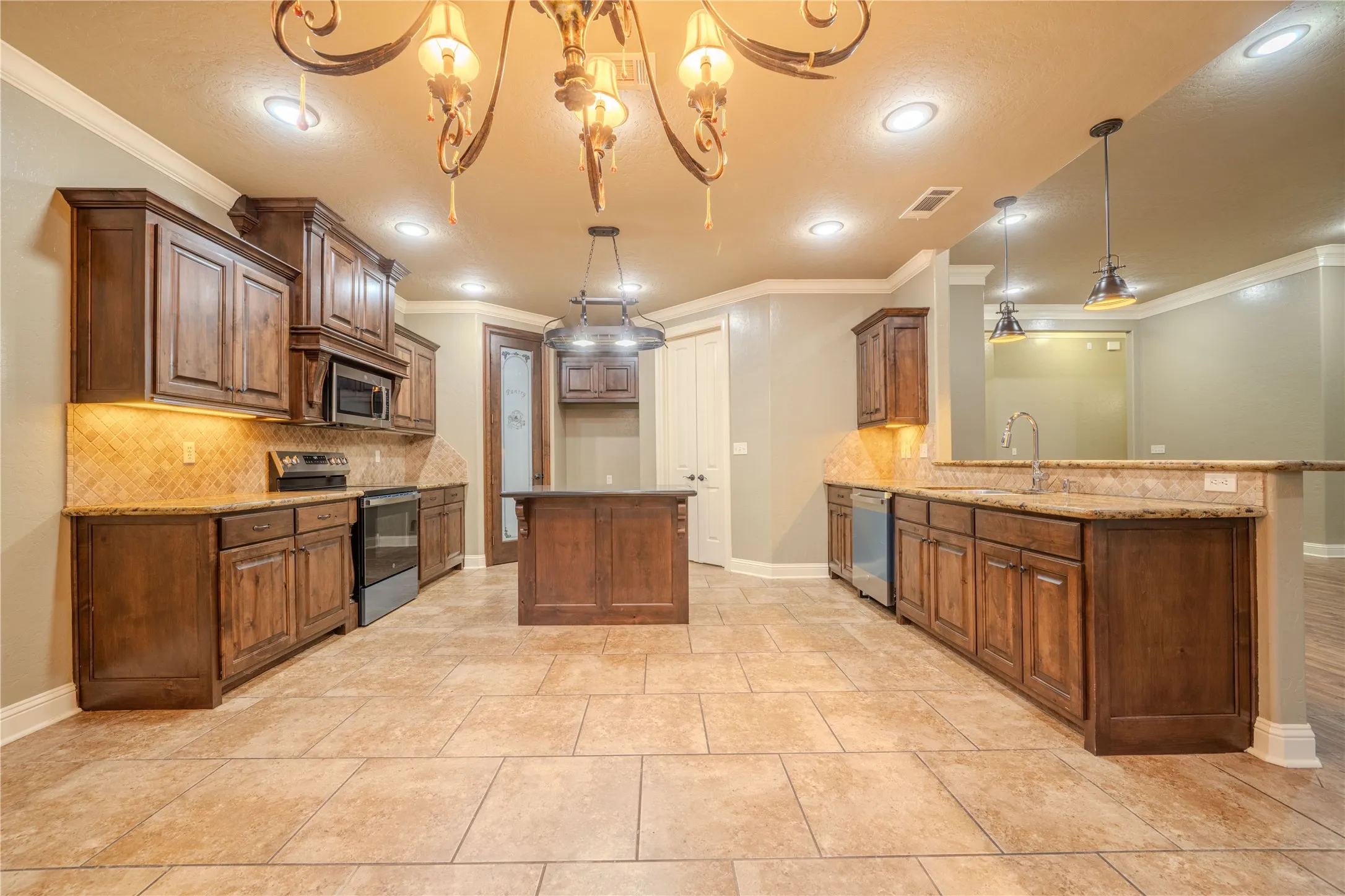 Single Family Residence For Sale in Gregg County , 2114 W Hawkins Parkway, Longview, Texas 75605, 4 Bedroom, 3 Bathroom, 2 Garage spaces, 2,116 Sqft, built in 2012, Preowned, mls#21197628, Real Estate Agent in Longview, Homes For Sale in Gregg county, Homes For Sale in Longview, Realtor in Longview Texas, Real Estate Brokerage Independent Realty Texas, Luminita Cordes Realtor