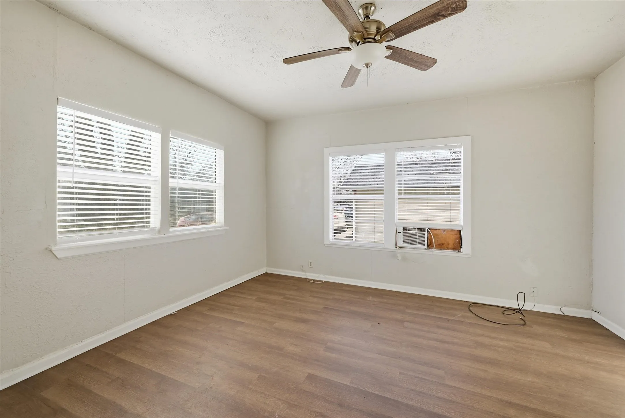 Single Family Residence For Sale in Grayson County , 1101 N Harrison Avenue, Sherman, Texas 75090, 2 Bedroom, 1 Bathroom, Garage spaces, 886 Sqft, built in 1930, mls#21206345, Real Estate Agent in Sherman, Homes For Sale in Grayson county, Homes For Sale in Sherman, Realtor in Sherman Texas, Real Estate Brokerage Independent Realty Texas, Luminita Cordes Realtor