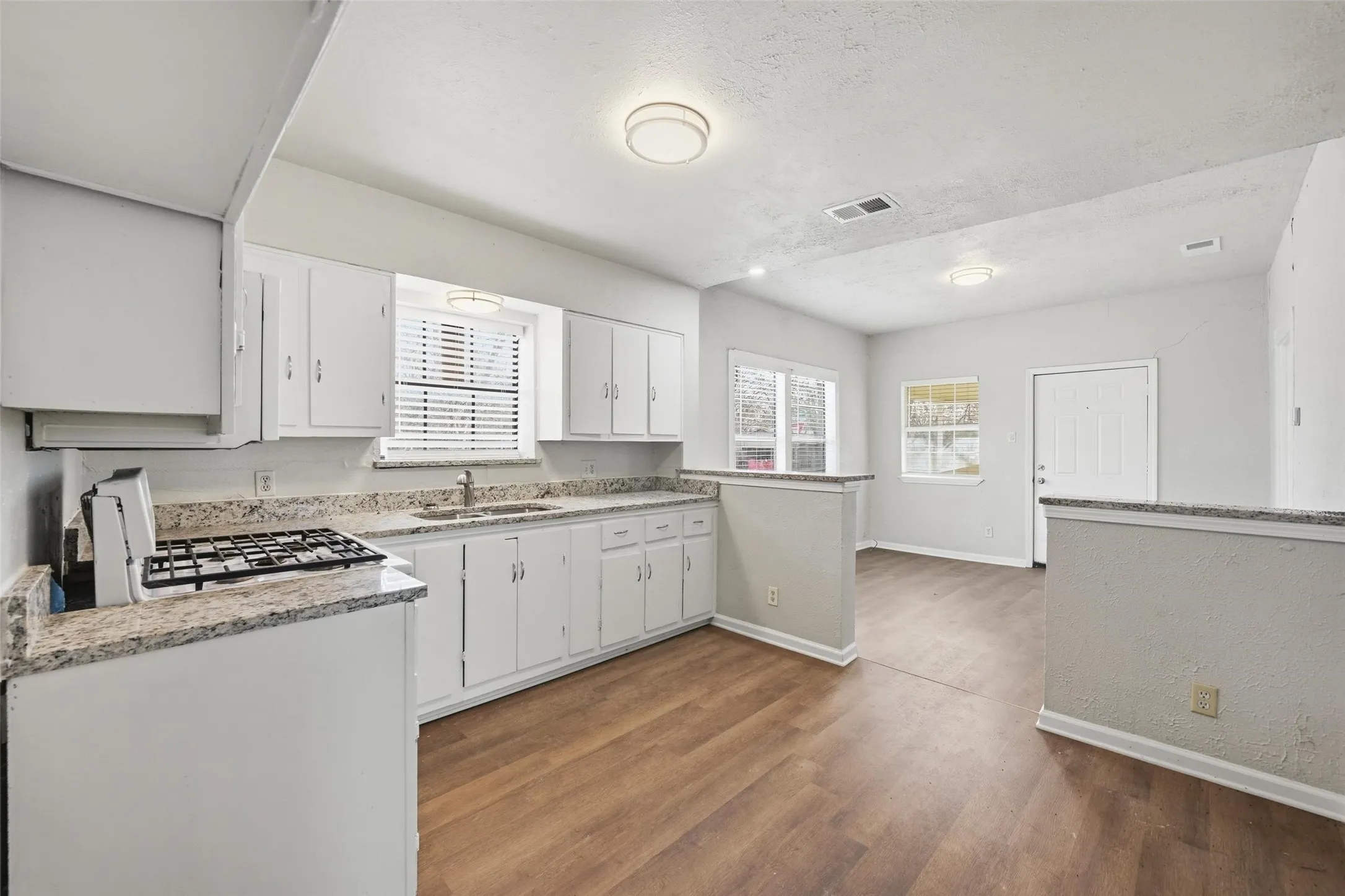 Single Family Residence For Sale in Grayson County , 1101 N Harrison Avenue, Sherman, Texas 75090, 2 Bedroom, 1 Bathroom, Garage spaces, 886 Sqft, built in 1930, mls#21206345, Real Estate Agent in Sherman, Homes For Sale in Grayson county, Homes For Sale in Sherman, Realtor in Sherman Texas, Real Estate Brokerage Independent Realty Texas, Luminita Cordes Realtor