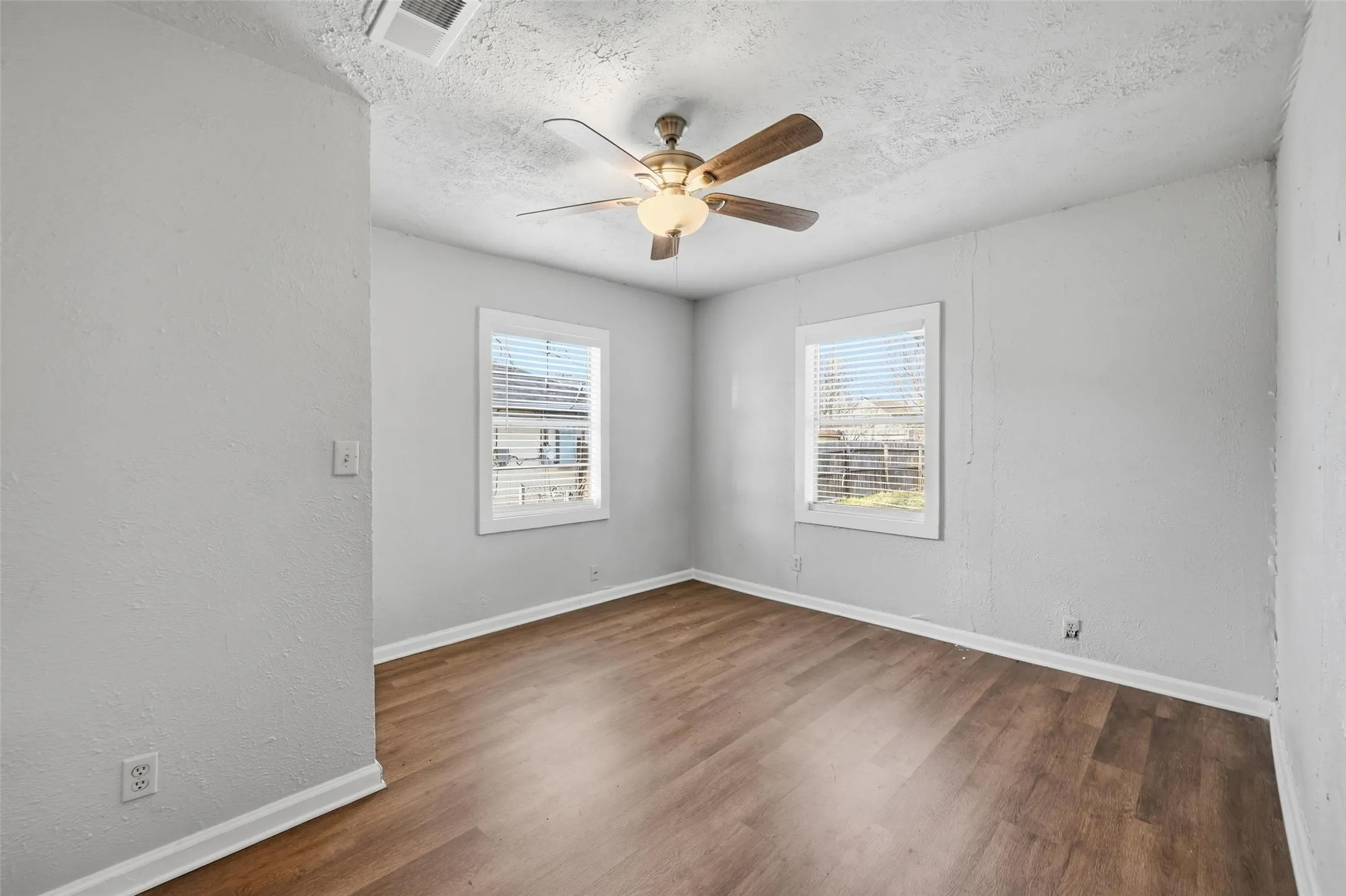 Single Family Residence For Sale in Grayson County , 1101 N Harrison Avenue, Sherman, Texas 75090, 2 Bedroom, 1 Bathroom, Garage spaces, 886 Sqft, built in 1930, mls#21206345, Real Estate Agent in Sherman, Homes For Sale in Grayson county, Homes For Sale in Sherman, Realtor in Sherman Texas, Real Estate Brokerage Independent Realty Texas, Luminita Cordes Realtor