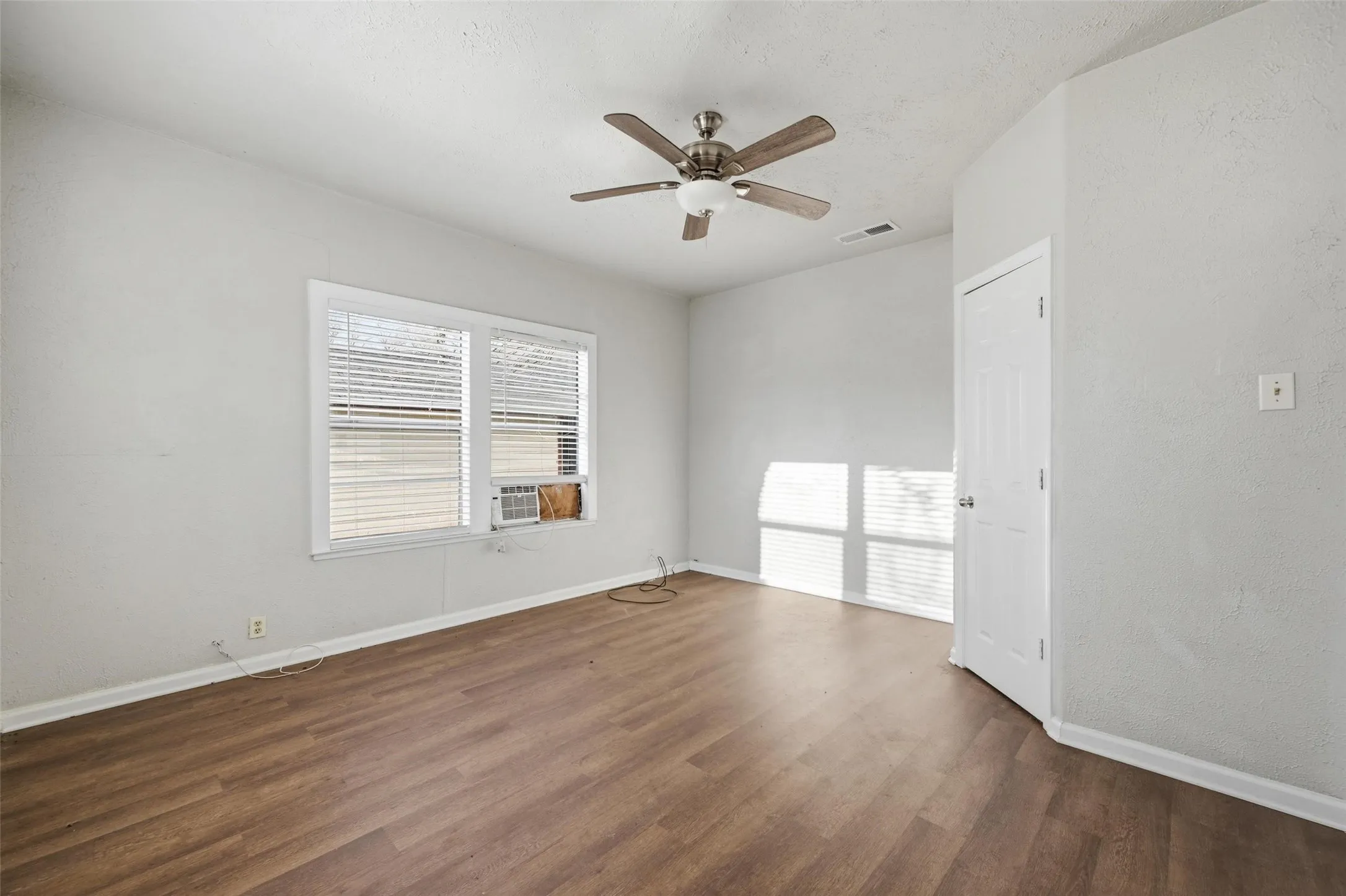 Single Family Residence For Sale in Grayson County , 1101 N Harrison Avenue, Sherman, Texas 75090, 2 Bedroom, 1 Bathroom, Garage spaces, 886 Sqft, built in 1930, mls#21206345, Real Estate Agent in Sherman, Homes For Sale in Grayson county, Homes For Sale in Sherman, Realtor in Sherman Texas, Real Estate Brokerage Independent Realty Texas, Luminita Cordes Realtor