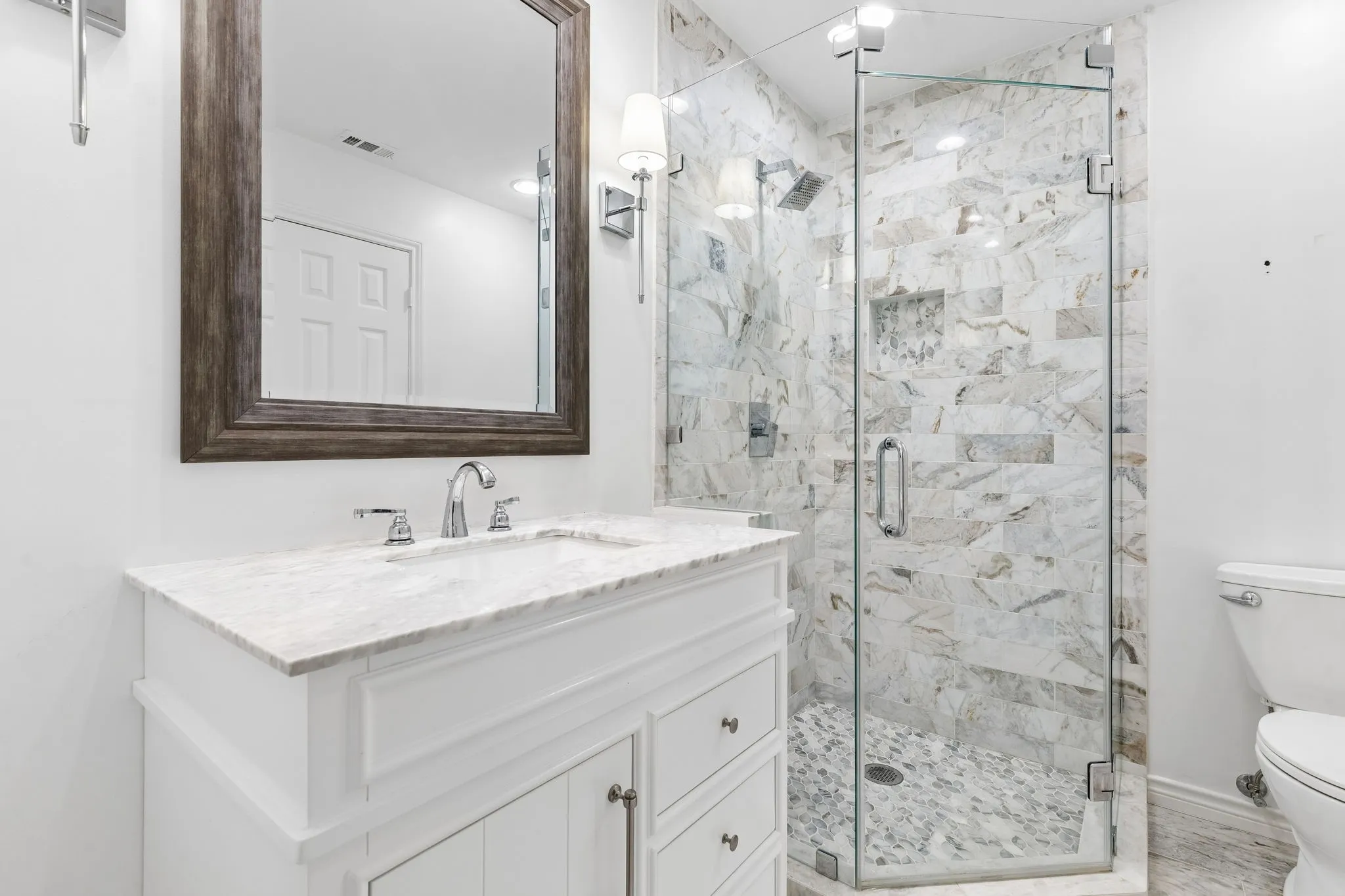 Full bathroom for bedrooms 3 and 4
