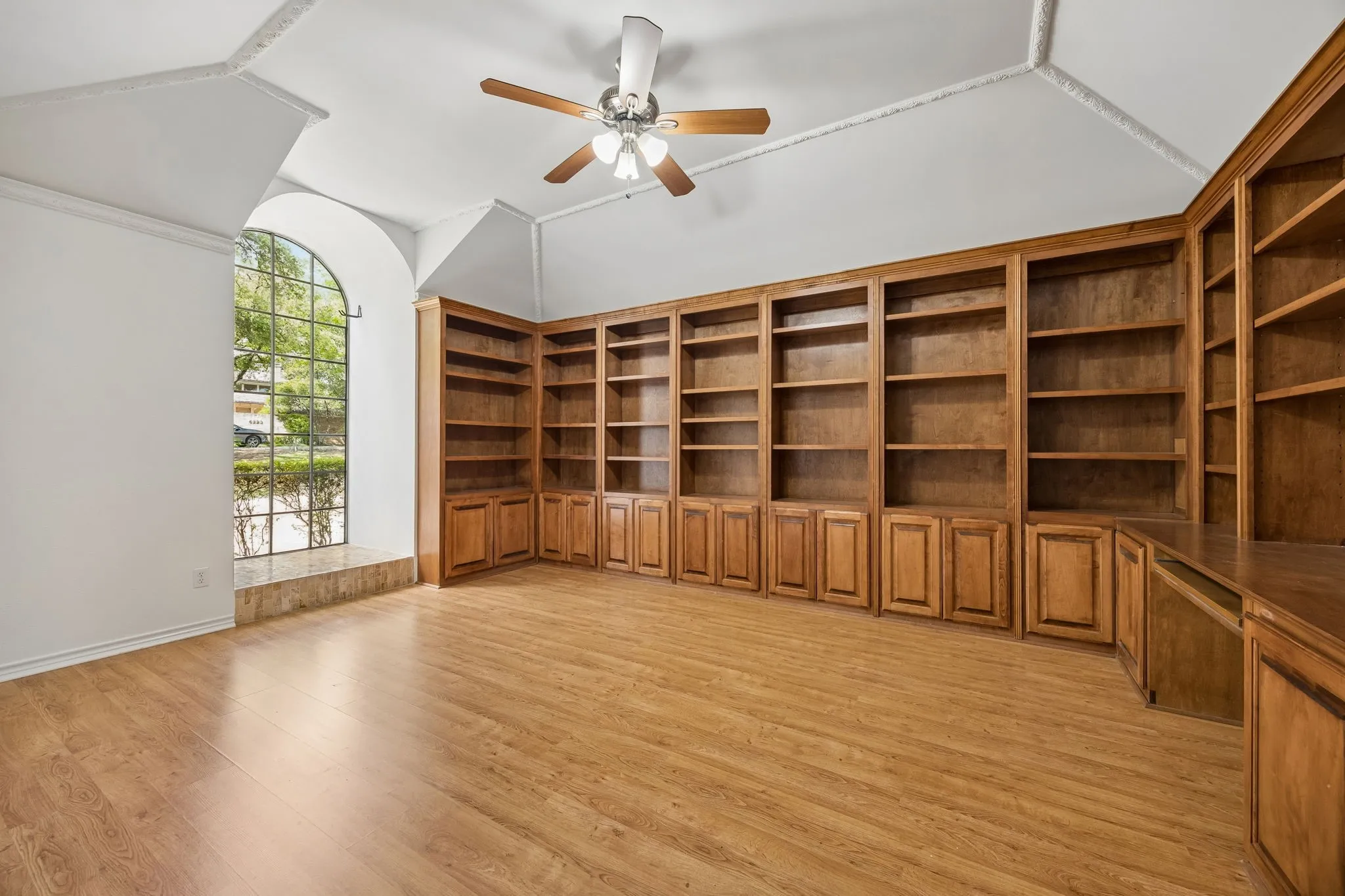 Single Family Residence For Sale in Dallas County , 6218 Stonehill Drive, Dallas, Texas 75254, 4 Bedroom, 4 Bathroom, 3 Garage spaces, 4,310 Sqft, built in 1973, mls#21204828, Real Estate Agent in Dallas, Homes For Sale in Dallas county, Homes For Sale in Dallas, Realtor in Dallas Texas, Real Estate Brokerage Independent Realty Texas, Luminita Cordes Realtor