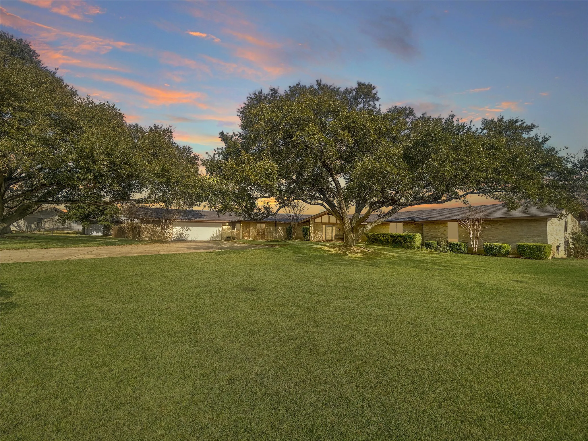 Single Family Residence For Sale in Milam County , 903 N Hoover Avenue, Cameron, Texas 76520, 4 Bedroom, 4 Bathroom, 2 Garage spaces, 4,829 Sqft, built in 1978, Price $574,500, mls#21183027, Real Estate Agent in Cameron, Homes For Sale in Milam county, Homes For Sale in Cameron, Realtor in Cameron Texas, Real Estate Brokerage Independent Realty Texas, Luminita Cordes Realtor
