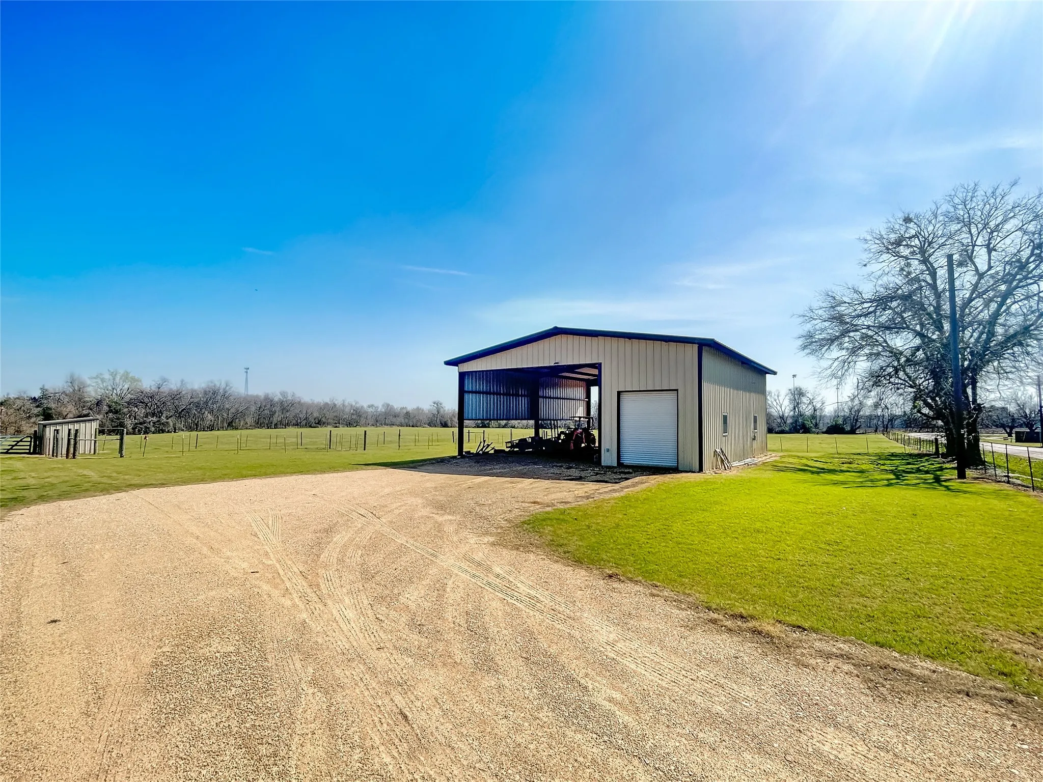 Single Family Residence For Sale in Milam County , 903 N Hoover Avenue, Cameron, Texas 76520, 4 Bedroom, 4 Bathroom, 2 Garage spaces, 4,829 Sqft, built in 1978, Price $574,500, mls#21183027, Real Estate Agent in Cameron, Homes For Sale in Milam county, Homes For Sale in Cameron, Realtor in Cameron Texas, Real Estate Brokerage Independent Realty Texas, Luminita Cordes Realtor