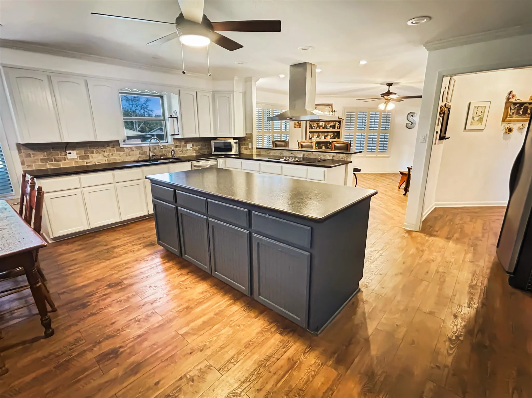 Single Family Residence For Sale in Milam County , 903 N Hoover Avenue, Cameron, Texas 76520, 4 Bedroom, 4 Bathroom, 2 Garage spaces, 4,829 Sqft, built in 1978, Price $574,500, mls#21183027, Real Estate Agent in Cameron, Homes For Sale in Milam county, Homes For Sale in Cameron, Realtor in Cameron Texas, Real Estate Brokerage Independent Realty Texas, Luminita Cordes Realtor