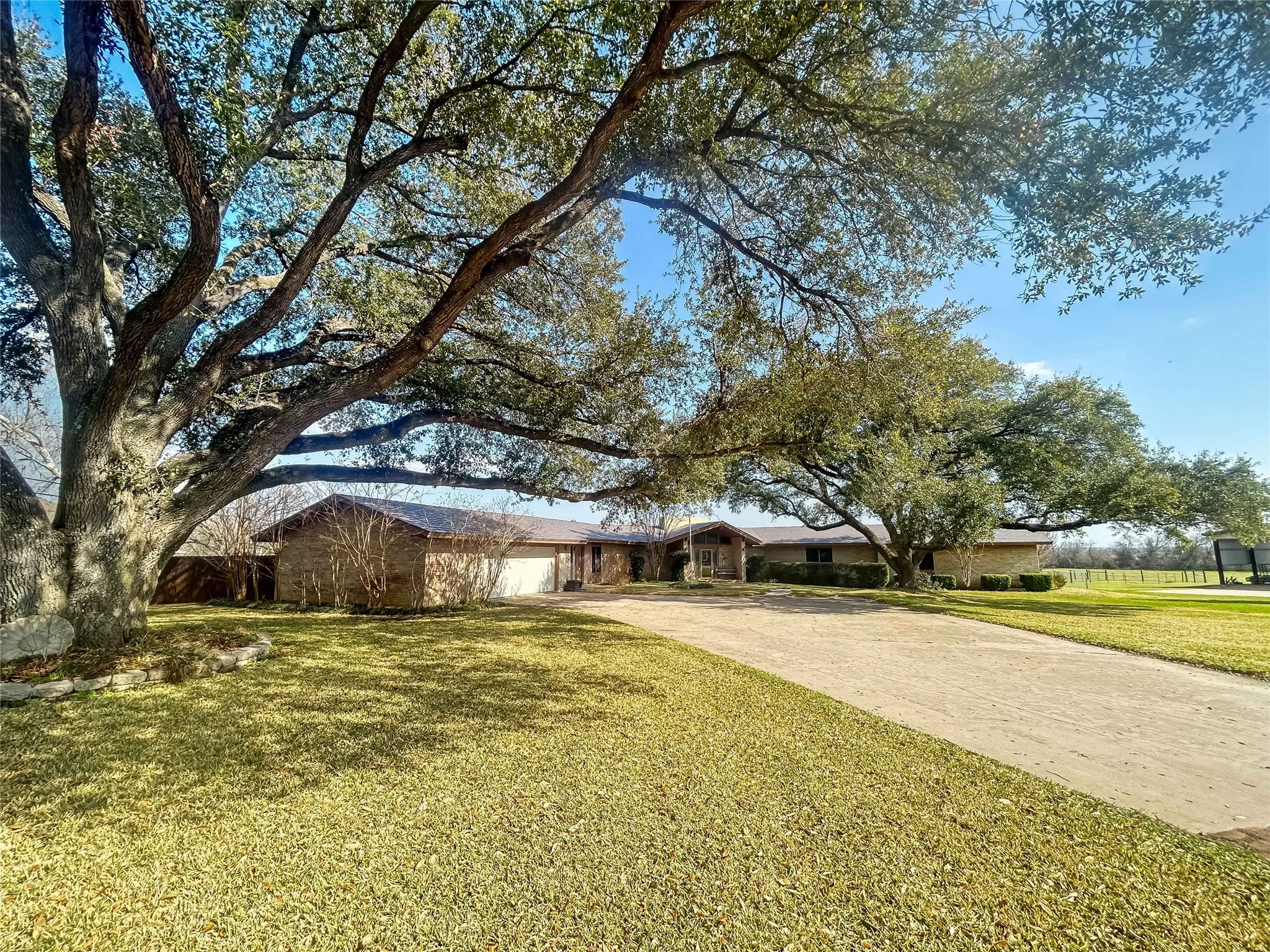 Single Family Residence For Sale in Milam County , 903 N Hoover Avenue, Cameron, Texas 76520, 4 Bedroom, 4 Bathroom, 2 Garage spaces, 4,829 Sqft, built in 1978, Price $574,500, mls#21183027, Real Estate Agent in Cameron, Homes For Sale in Milam county, Homes For Sale in Cameron, Realtor in Cameron Texas, Real Estate Brokerage Independent Realty Texas, Luminita Cordes Realtor