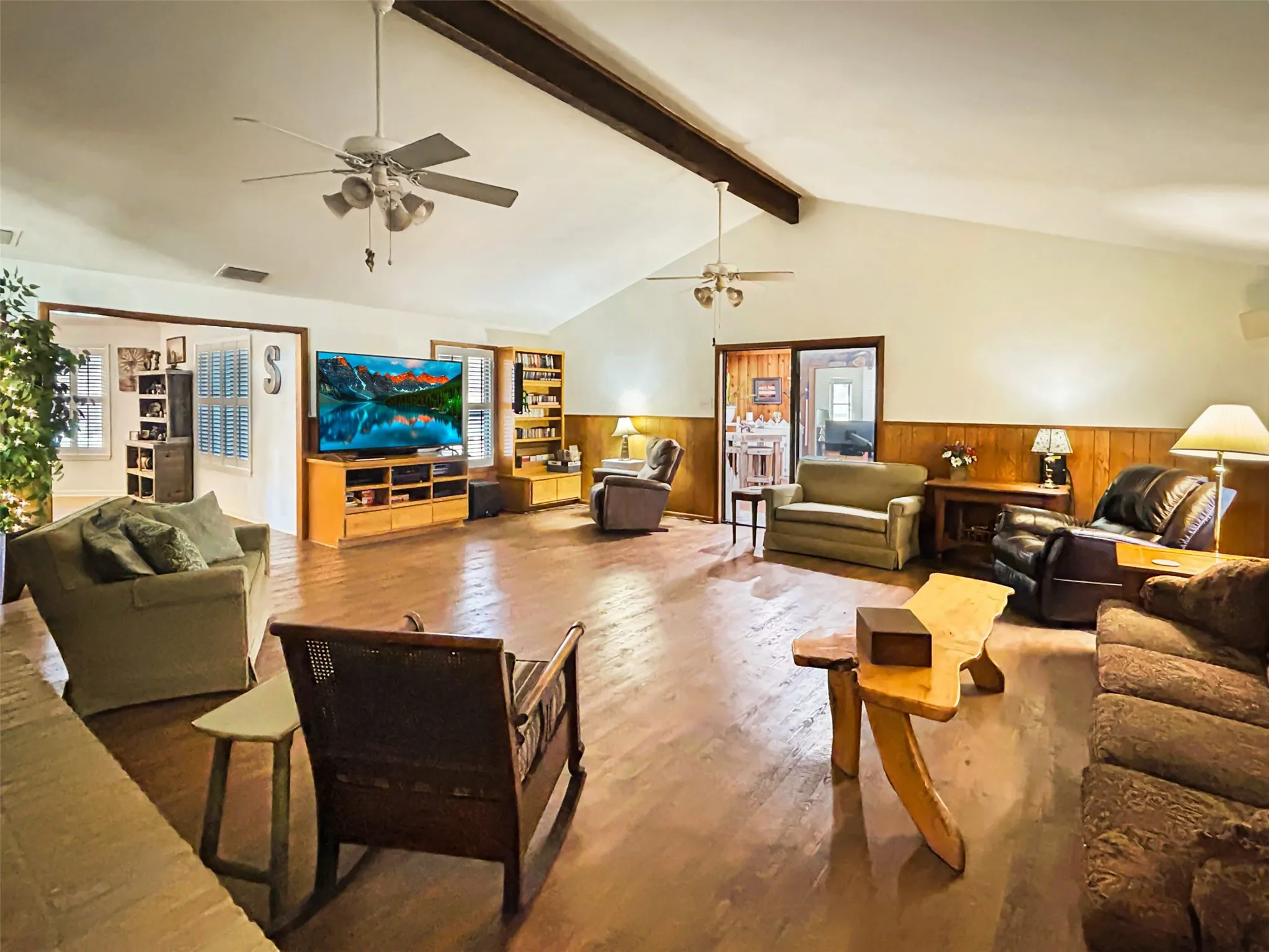 Single Family Residence For Sale in Milam County , 903 N Hoover Avenue, Cameron, Texas 76520, 4 Bedroom, 4 Bathroom, 2 Garage spaces, 4,829 Sqft, built in 1978, Price $574,500, mls#21183027, Real Estate Agent in Cameron, Homes For Sale in Milam county, Homes For Sale in Cameron, Realtor in Cameron Texas, Real Estate Brokerage Independent Realty Texas, Luminita Cordes Realtor