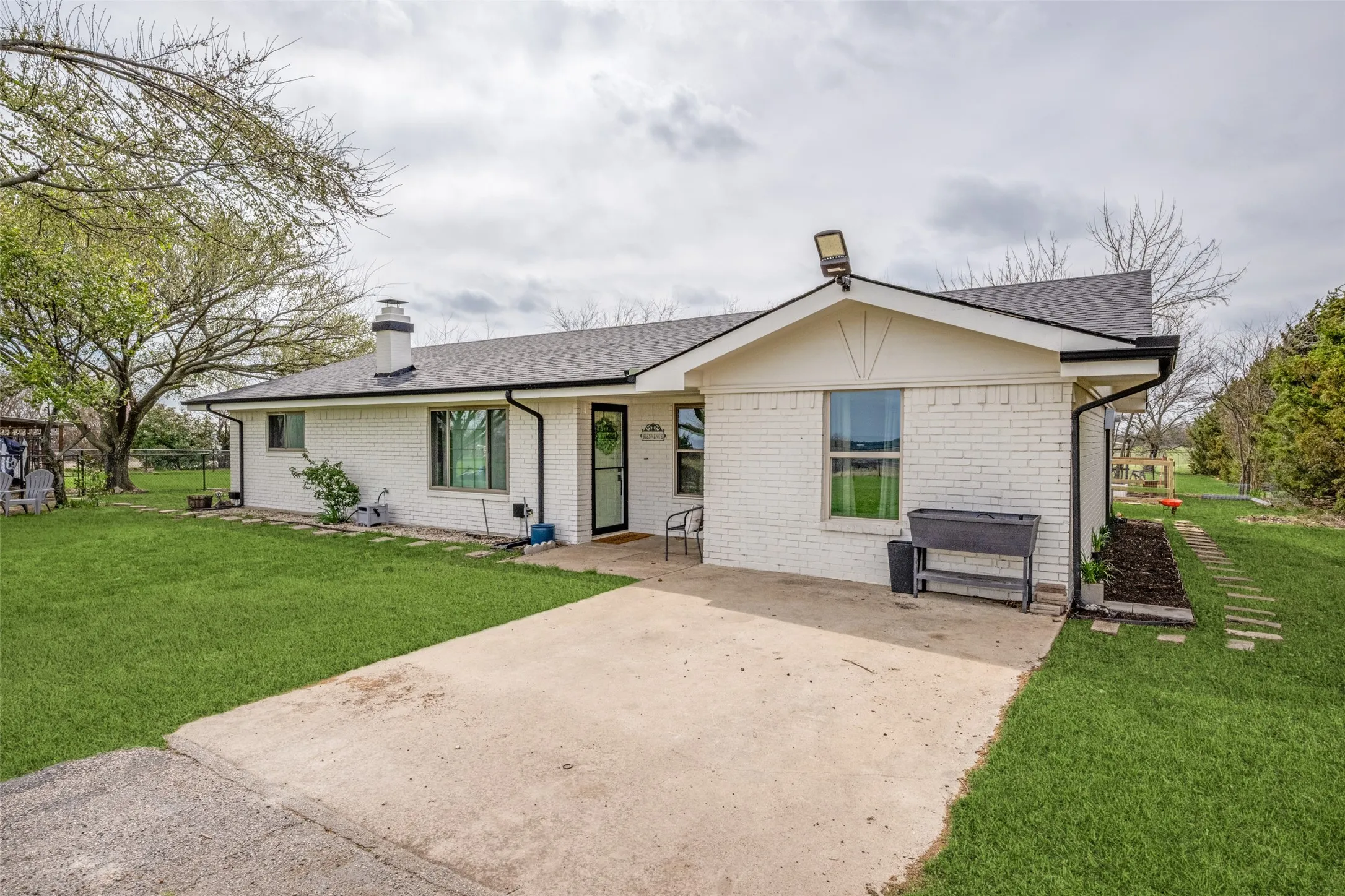 Single Family Residence For Sale in Cooke County , 6482 County Road 321, Valley View, Texas 76272, 3 Bedrooms, 3 Bathrooms, 2 Garage spaces, 1,565 Sqft, built in 1978, Preowned, Price $459,999, mls#21206430, Real Estate Agent in Valley View, Homes For Sale in Cooke county, Homes For Sale in Valley View, Realtor in Valley View Texas, Real Estate Brokerage Independent Realty Texas, Luminita Cordes Realtor