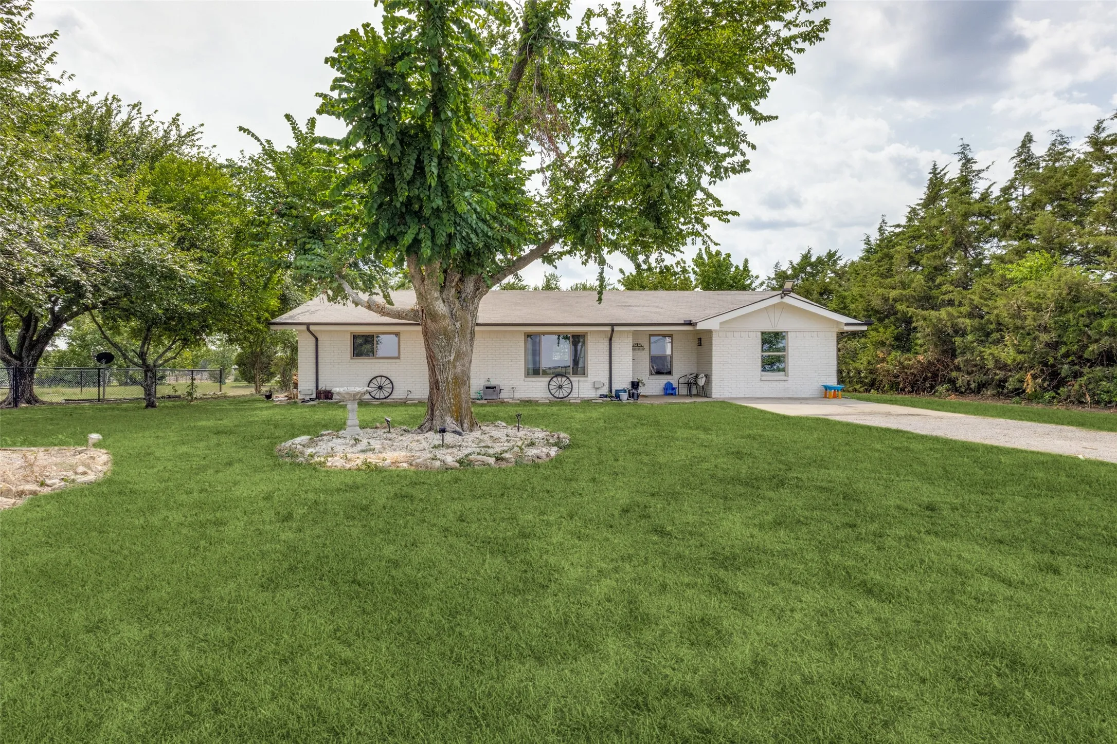 Single Family Residence For Sale in Cooke County , 6482 County Road 321, Valley View, Texas 76272, 3 Bedrooms, 3 Bathrooms, 2 Garage spaces, 1,565 Sqft, built in 1978, Preowned, Price $459,999, mls#21206430, Real Estate Agent in Valley View, Homes For Sale in Cooke county, Homes For Sale in Valley View, Realtor in Valley View Texas, Real Estate Brokerage Independent Realty Texas, Luminita Cordes Realtor