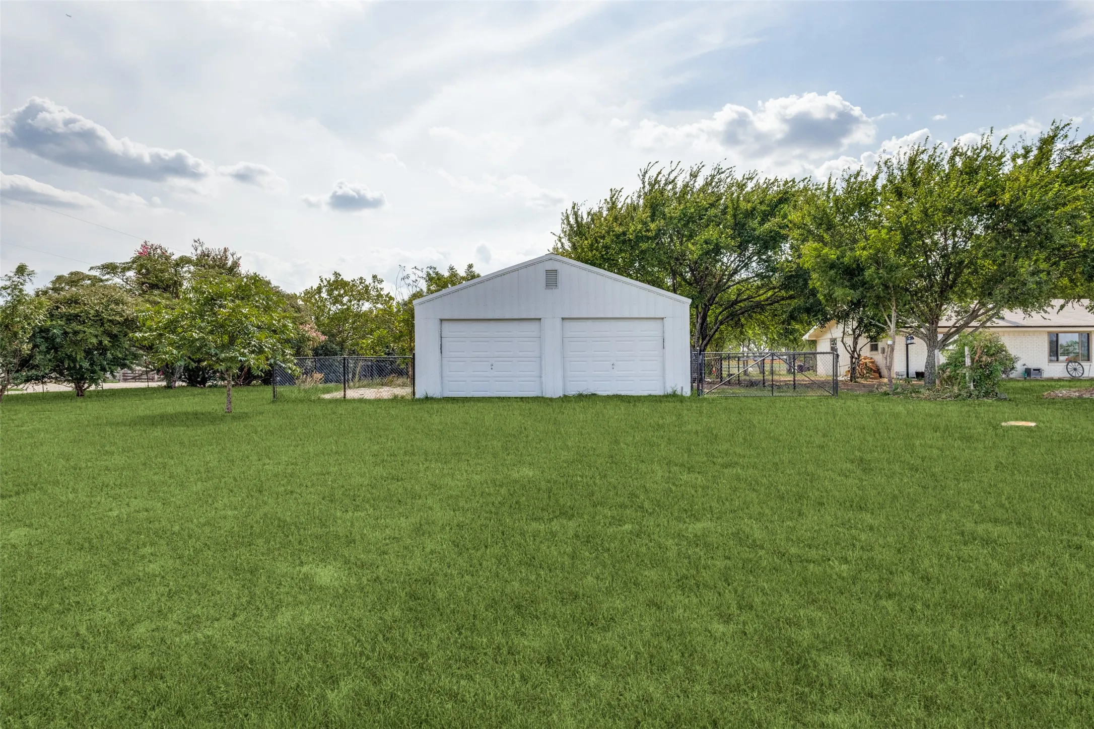 Single Family Residence For Sale in Cooke County , 6482 County Road 321, Valley View, Texas 76272, 3 Bedrooms, 3 Bathrooms, 2 Garage spaces, 1,565 Sqft, built in 1978, Preowned, Price $459,999, mls#21206430, Real Estate Agent in Valley View, Homes For Sale in Cooke county, Homes For Sale in Valley View, Realtor in Valley View Texas, Real Estate Brokerage Independent Realty Texas, Luminita Cordes Realtor
