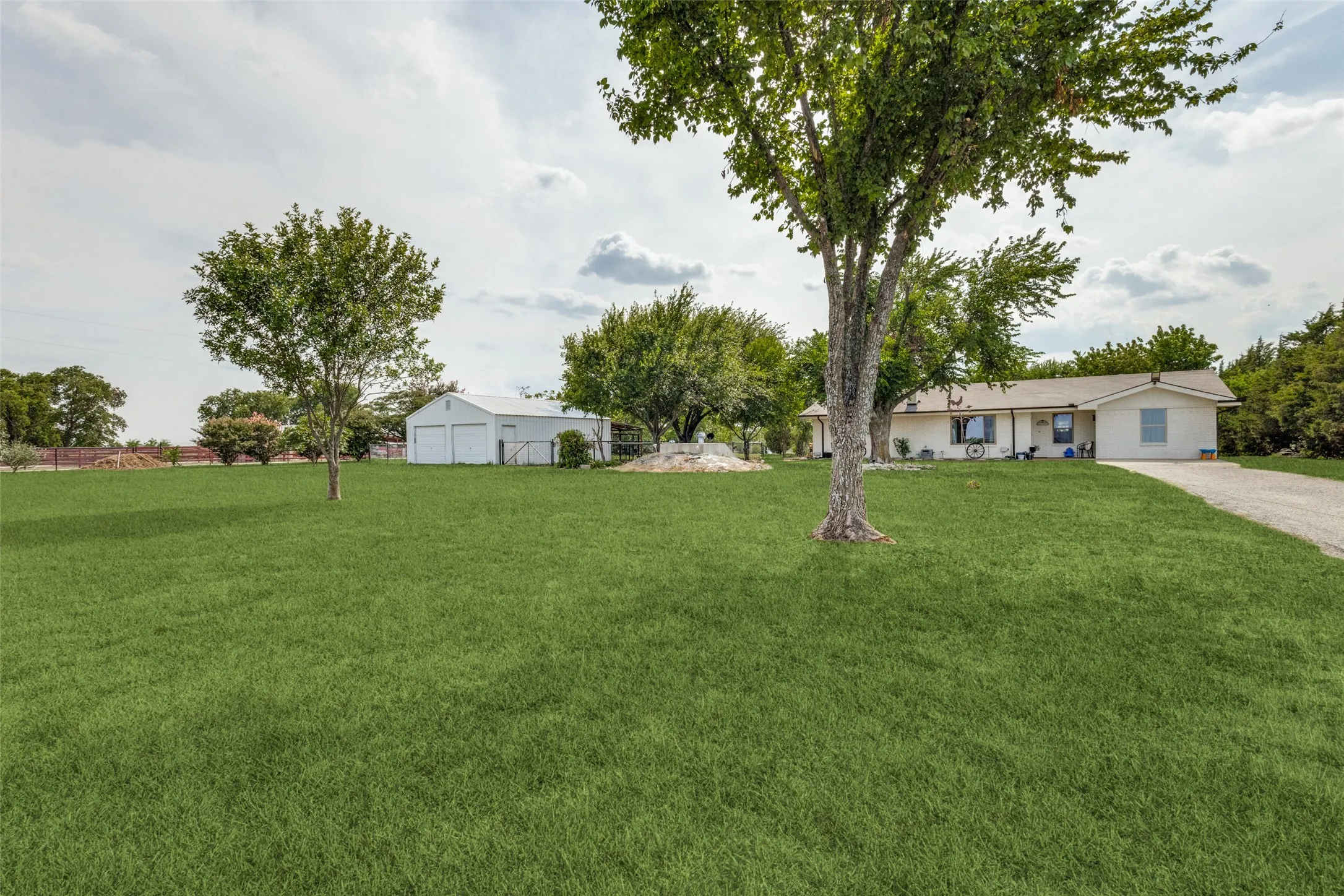 Single Family Residence For Sale in Cooke County , 6482 County Road 321, Valley View, Texas 76272, 3 Bedrooms, 3 Bathrooms, 2 Garage spaces, 1,565 Sqft, built in 1978, Preowned, Price $459,999, mls#21206430, Real Estate Agent in Valley View, Homes For Sale in Cooke county, Homes For Sale in Valley View, Realtor in Valley View Texas, Real Estate Brokerage Independent Realty Texas, Luminita Cordes Realtor