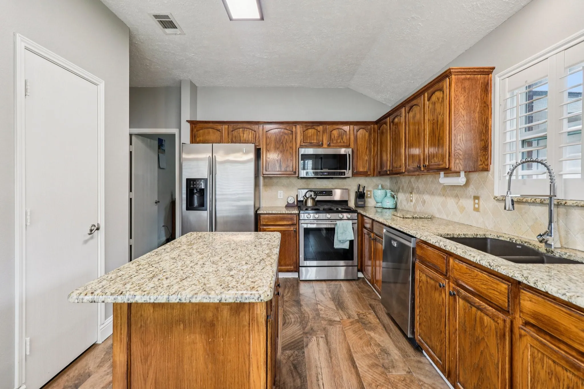 Single Family Residence For Sale in Collin County , 1708 Solitude Court, Allen, Texas 75002, 3 Bedroom, 2 Bathroom, 2 Garage spaces, 1,749 Sqft, built in 2001, mls#21206648, Real Estate Agent in Allen, Homes For Sale in Collin county, Homes For Sale in Allen, Realtor in Allen Texas, Real Estate Brokerage Independent Realty Texas, Luminita Cordes Realtor