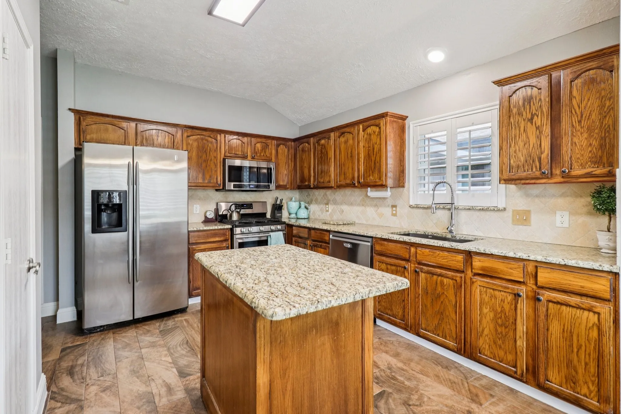 Single Family Residence For Sale in Collin County , 1708 Solitude Court, Allen, Texas 75002, 3 Bedroom, 2 Bathroom, 2 Garage spaces, 1,749 Sqft, built in 2001, mls#21206648, Real Estate Agent in Allen, Homes For Sale in Collin county, Homes For Sale in Allen, Realtor in Allen Texas, Real Estate Brokerage Independent Realty Texas, Luminita Cordes Realtor