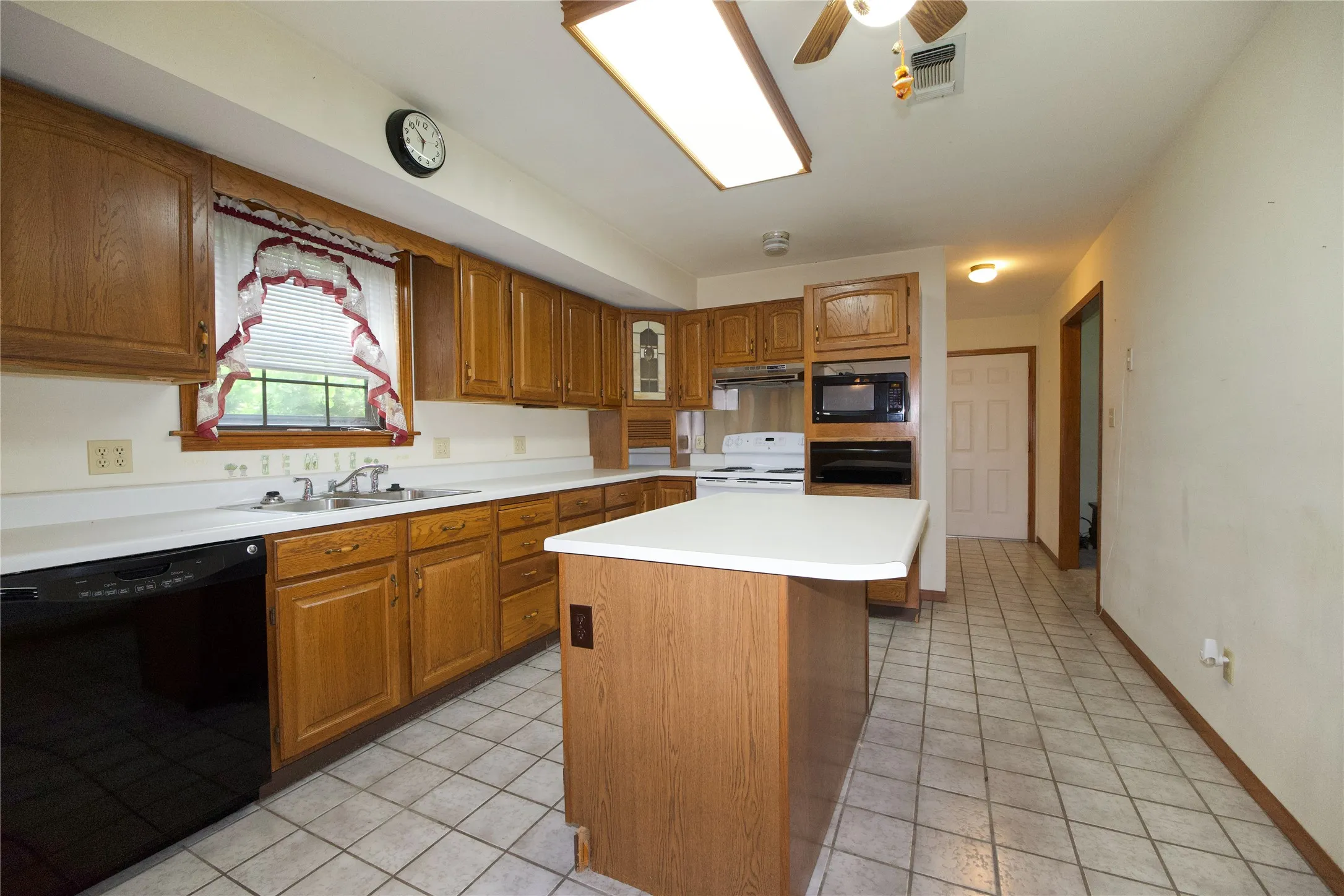 Single Family Residence For Sale in Cooke County , 1196 County Road 260, Gainesville, Texas 76240, 4 Bedroom, 3 Bathroom, 2 Garage spaces, 2,977 Sqft, built in 1989, Preowned, mls#21205493, Real Estate Agent in Gainesville, Homes For Sale in Cooke county, Homes For Sale in Gainesville, Realtor in Gainesville Texas, Real Estate Brokerage Independent Realty Texas, Luminita Cordes Realtor