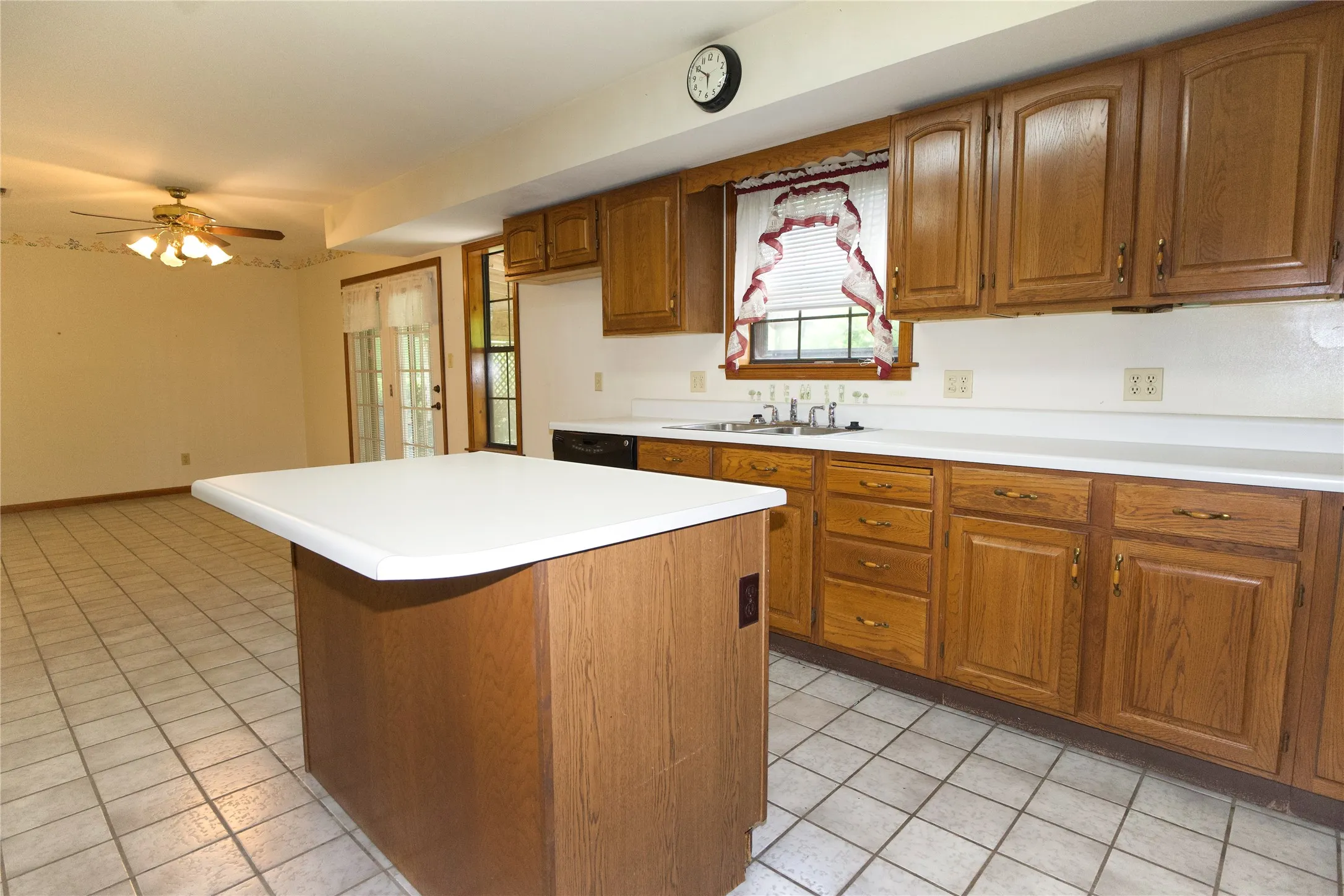 Single Family Residence For Sale in Cooke County , 1196 County Road 260, Gainesville, Texas 76240, 4 Bedroom, 3 Bathroom, 2 Garage spaces, 2,977 Sqft, built in 1989, Preowned, mls#21205493, Real Estate Agent in Gainesville, Homes For Sale in Cooke county, Homes For Sale in Gainesville, Realtor in Gainesville Texas, Real Estate Brokerage Independent Realty Texas, Luminita Cordes Realtor