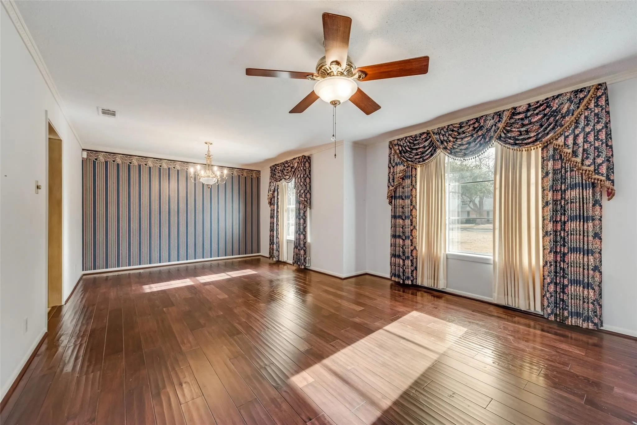 Single Family Residence For Sale in Navarro County , 1821 Dartmouth Lane, Corsicana, Texas 75110, 4 Bedroom, 3 Bathroom, 2 Garage spaces, 2,568 Sqft, built in 1970, mls#21206568, Real Estate Agent in Corsicana, Homes For Sale in Navarro county, Homes For Sale in Corsicana, Realtor in Corsicana Texas, Real Estate Brokerage Independent Realty Texas, Luminita Cordes Realtor