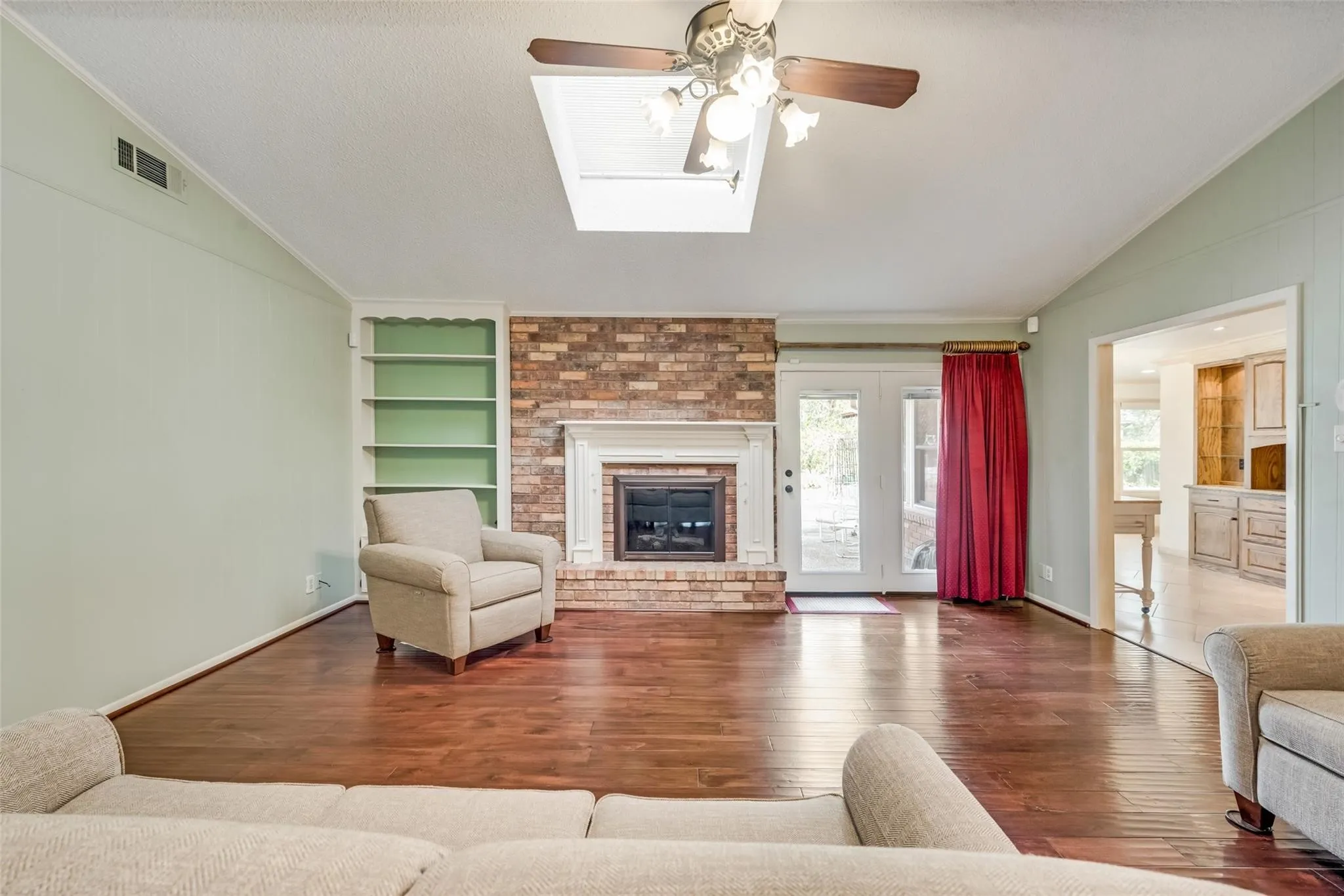 Single Family Residence For Sale in Navarro County , 1821 Dartmouth Lane, Corsicana, Texas 75110, 4 Bedroom, 3 Bathroom, 2 Garage spaces, 2,568 Sqft, built in 1970, mls#21206568, Real Estate Agent in Corsicana, Homes For Sale in Navarro county, Homes For Sale in Corsicana, Realtor in Corsicana Texas, Real Estate Brokerage Independent Realty Texas, Luminita Cordes Realtor