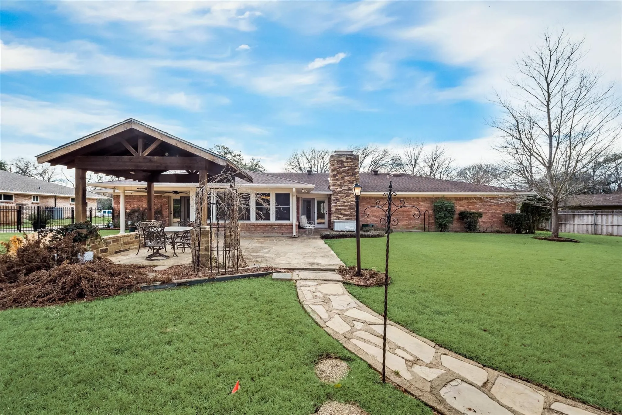 Single Family Residence For Sale in Navarro County , 1821 Dartmouth Lane, Corsicana, Texas 75110, 4 Bedroom, 3 Bathroom, 2 Garage spaces, 2,568 Sqft, built in 1970, mls#21206568, Real Estate Agent in Corsicana, Homes For Sale in Navarro county, Homes For Sale in Corsicana, Realtor in Corsicana Texas, Real Estate Brokerage Independent Realty Texas, Luminita Cordes Realtor