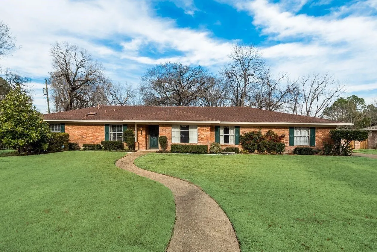 Single Family Residence For Sale in Navarro County , 1821 Dartmouth Lane, Corsicana, Texas 75110, 4 Bedroom, 3 Bathroom, 2 Garage spaces, 2,568 Sqft, built in 1970, mls#21206568, Real Estate Agent in Corsicana, Homes For Sale in Navarro county, Homes For Sale in Corsicana, Realtor in Corsicana Texas, Real Estate Brokerage Independent Realty Texas, Luminita Cordes Realtor
