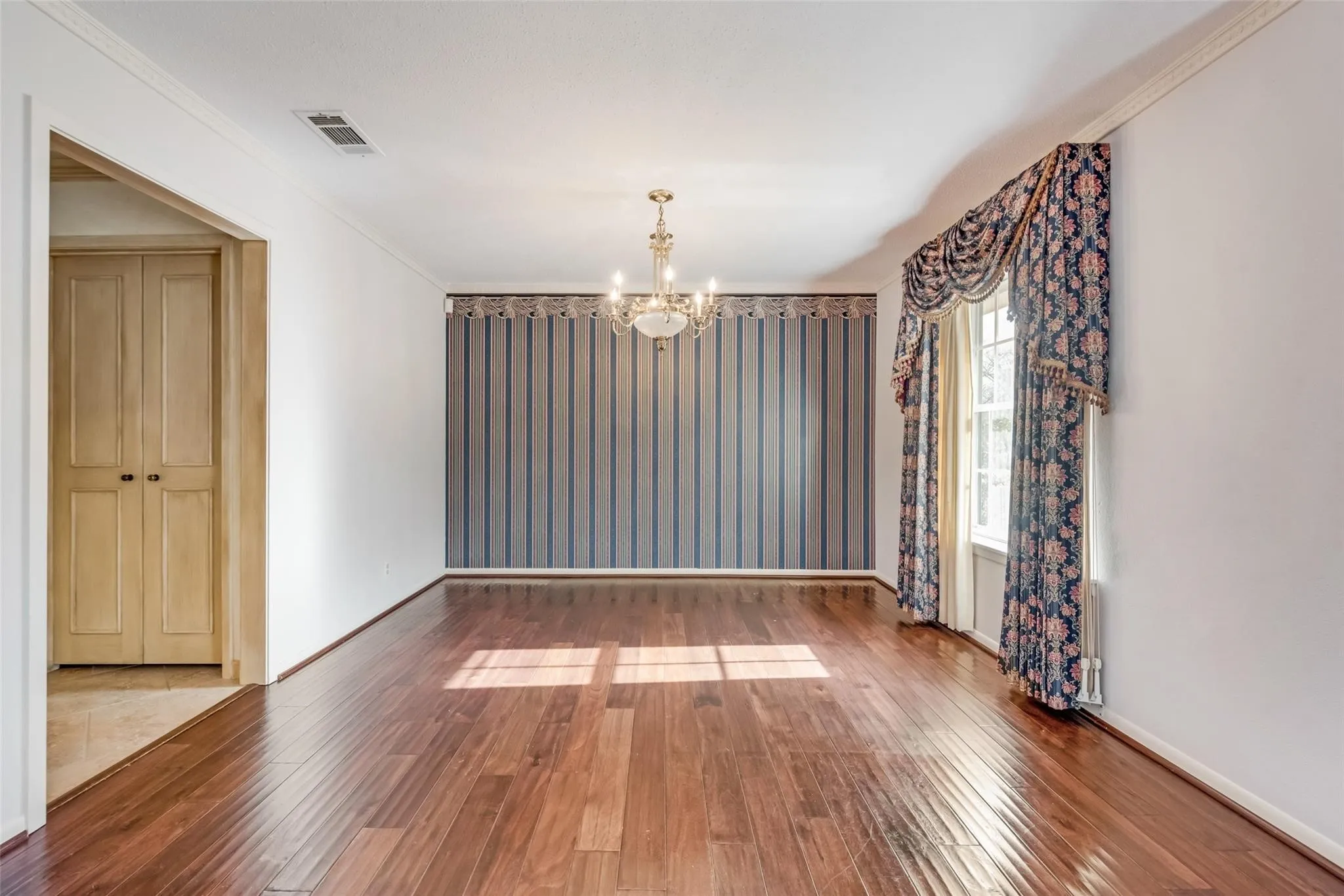 Single Family Residence For Sale in Navarro County , 1821 Dartmouth Lane, Corsicana, Texas 75110, 4 Bedroom, 3 Bathroom, 2 Garage spaces, 2,568 Sqft, built in 1970, mls#21206568, Real Estate Agent in Corsicana, Homes For Sale in Navarro county, Homes For Sale in Corsicana, Realtor in Corsicana Texas, Real Estate Brokerage Independent Realty Texas, Luminita Cordes Realtor