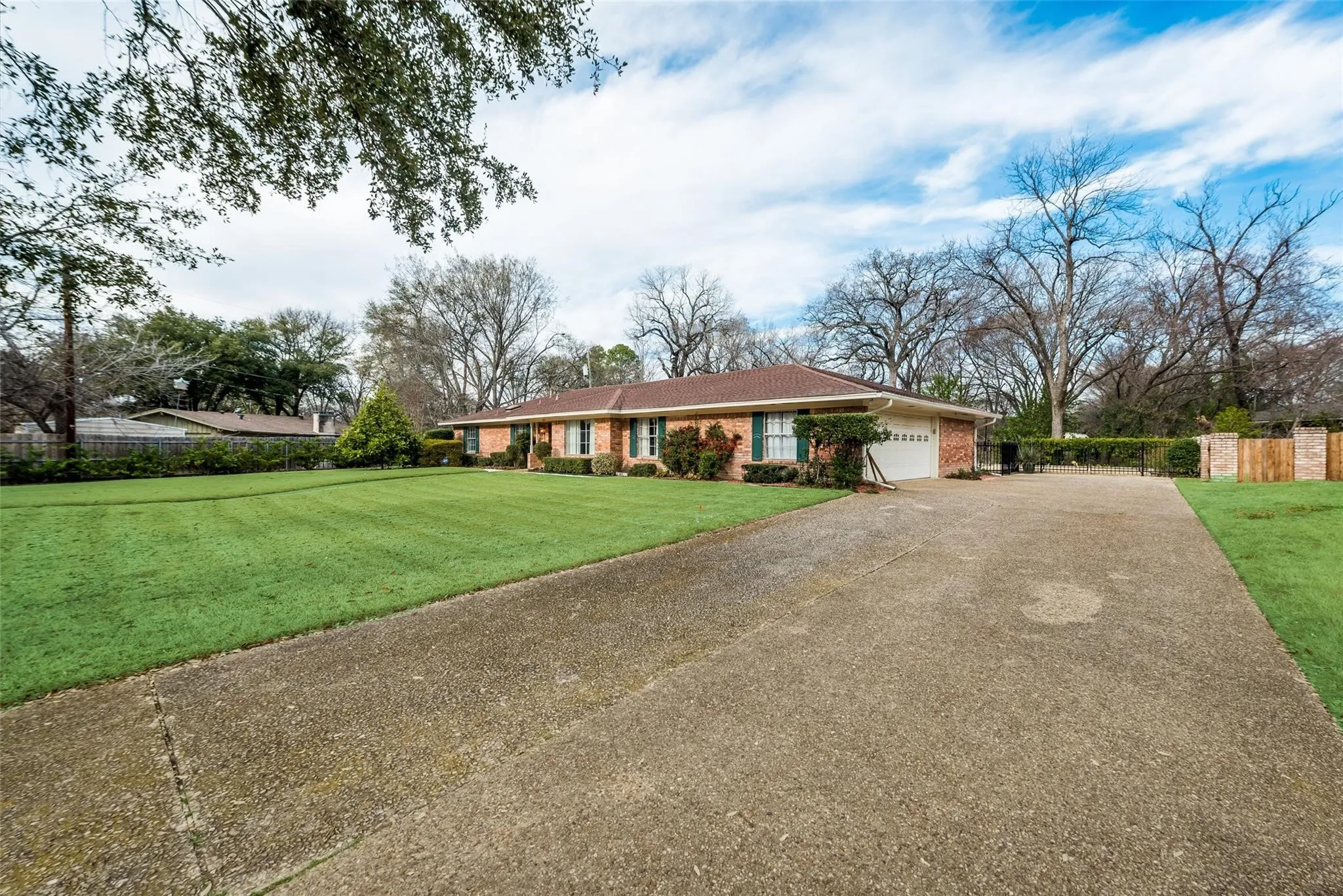 Single Family Residence For Sale in Navarro County , 1821 Dartmouth Lane, Corsicana, Texas 75110, 4 Bedroom, 3 Bathroom, 2 Garage spaces, 2,568 Sqft, built in 1970, mls#21206568, Real Estate Agent in Corsicana, Homes For Sale in Navarro county, Homes For Sale in Corsicana, Realtor in Corsicana Texas, Real Estate Brokerage Independent Realty Texas, Luminita Cordes Realtor