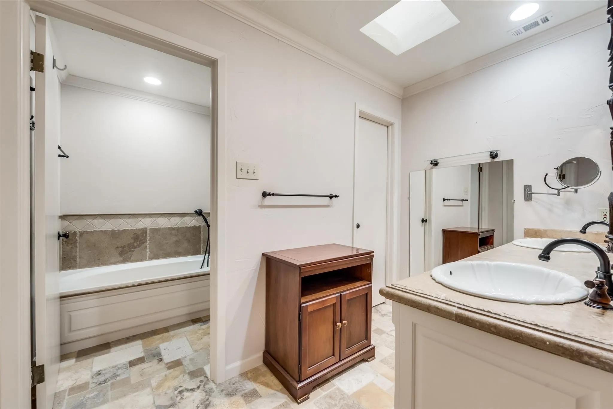 Single Family Residence For Sale in Navarro County , 1821 Dartmouth Lane, Corsicana, Texas 75110, 4 Bedroom, 3 Bathroom, 2 Garage spaces, 2,568 Sqft, built in 1970, mls#21206568, Real Estate Agent in Corsicana, Homes For Sale in Navarro county, Homes For Sale in Corsicana, Realtor in Corsicana Texas, Real Estate Brokerage Independent Realty Texas, Luminita Cordes Realtor