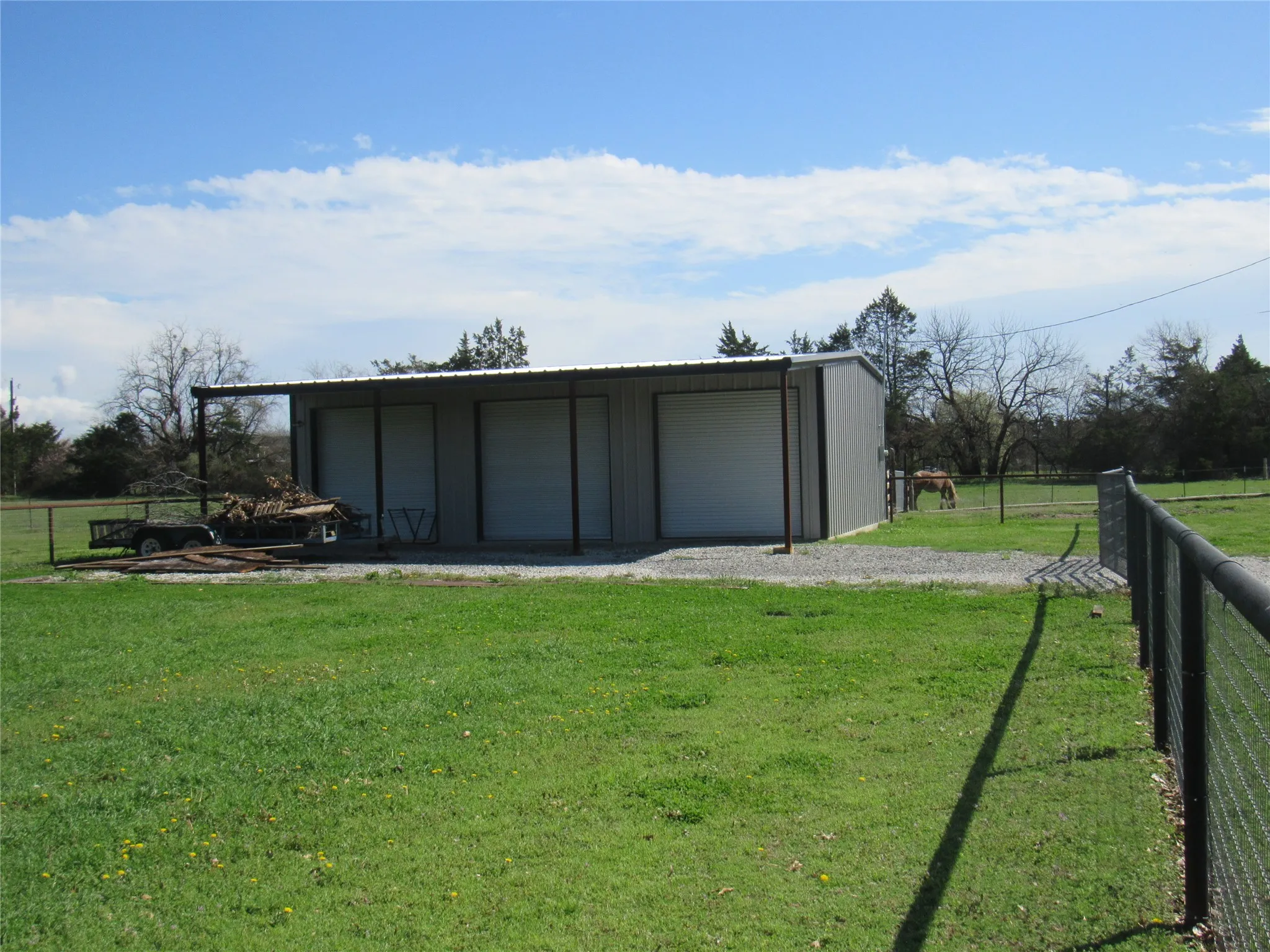Single Family Residence For Sale in Grayson County , 4019 E Fm 120, Denison, Texas 75021, 3 Bedroom, 2 Bathroom, 5 Garage spaces, 1,621 Sqft, built in 1999, Preowned, mls#21206194, Real Estate Agent in Denison, Homes For Sale in Grayson county, Homes For Sale in Denison, Realtor in Denison Texas, Real Estate Brokerage Independent Realty Texas, Luminita Cordes Realtor