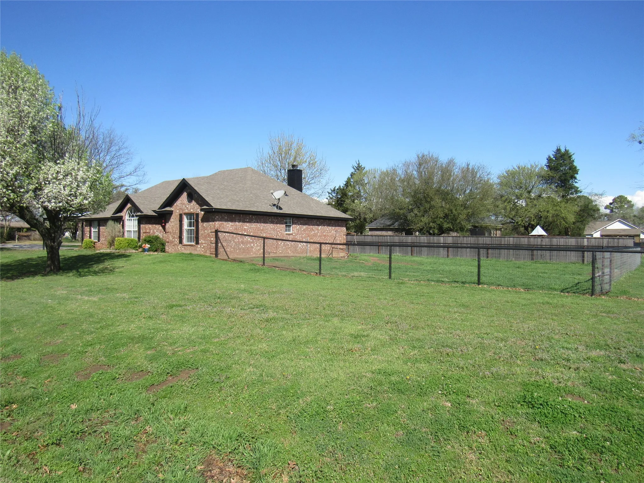 Single Family Residence For Sale in Grayson County , 4019 E Fm 120, Denison, Texas 75021, 3 Bedroom, 2 Bathroom, 5 Garage spaces, 1,621 Sqft, built in 1999, Preowned, mls#21206194, Real Estate Agent in Denison, Homes For Sale in Grayson county, Homes For Sale in Denison, Realtor in Denison Texas, Real Estate Brokerage Independent Realty Texas, Luminita Cordes Realtor