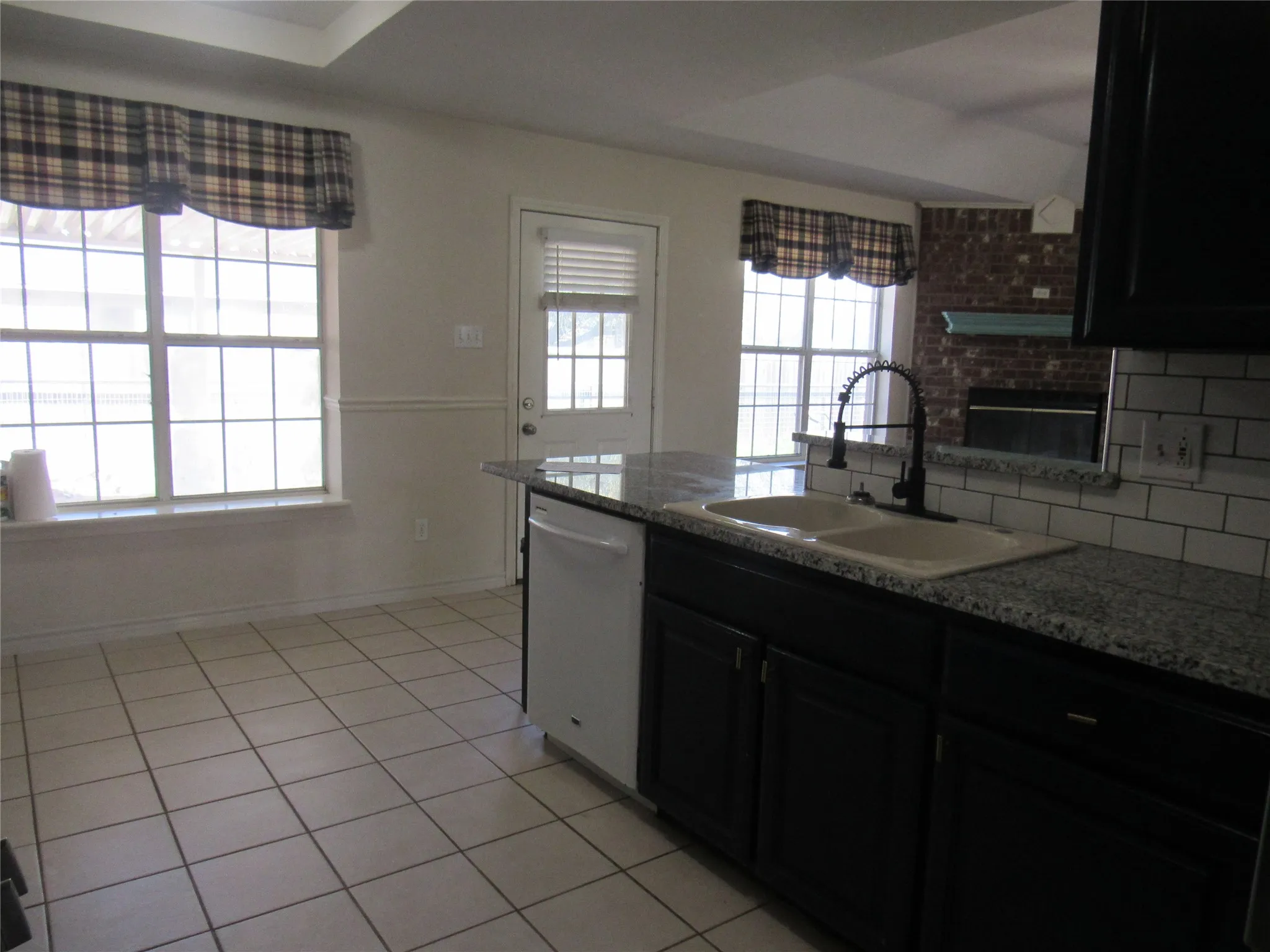 Single Family Residence For Sale in Grayson County , 4019 E Fm 120, Denison, Texas 75021, 3 Bedroom, 2 Bathroom, 5 Garage spaces, 1,621 Sqft, built in 1999, Preowned, mls#21206194, Real Estate Agent in Denison, Homes For Sale in Grayson county, Homes For Sale in Denison, Realtor in Denison Texas, Real Estate Brokerage Independent Realty Texas, Luminita Cordes Realtor