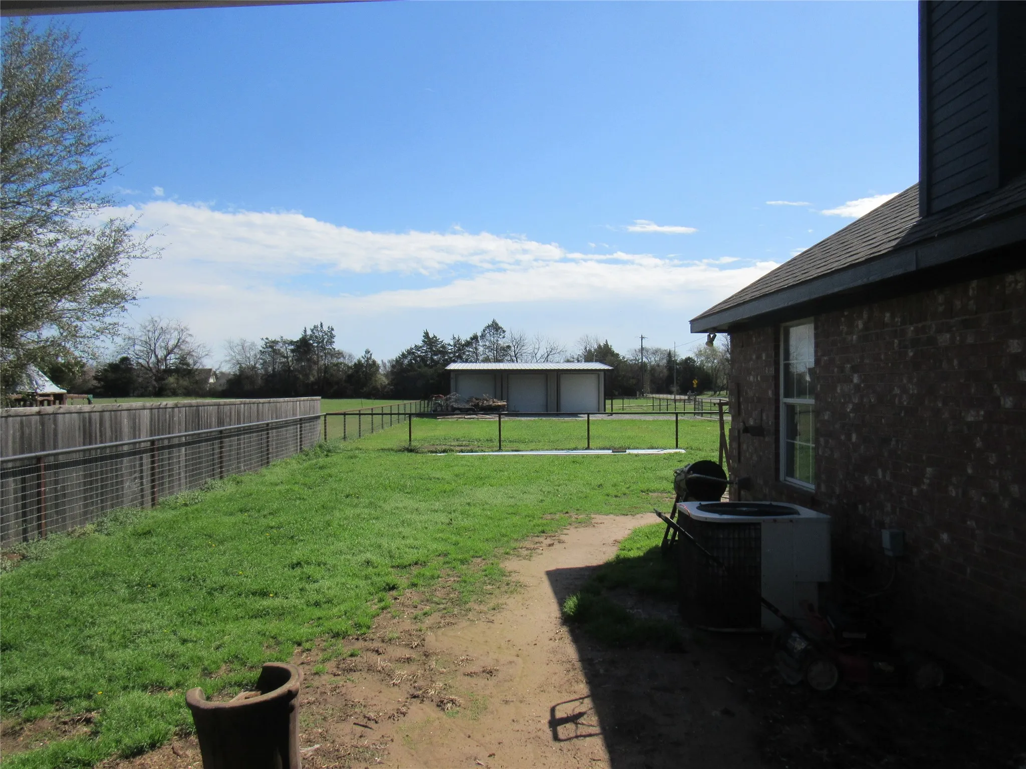 Single Family Residence For Sale in Grayson County , 4019 E Fm 120, Denison, Texas 75021, 3 Bedroom, 2 Bathroom, 5 Garage spaces, 1,621 Sqft, built in 1999, Preowned, mls#21206194, Real Estate Agent in Denison, Homes For Sale in Grayson county, Homes For Sale in Denison, Realtor in Denison Texas, Real Estate Brokerage Independent Realty Texas, Luminita Cordes Realtor