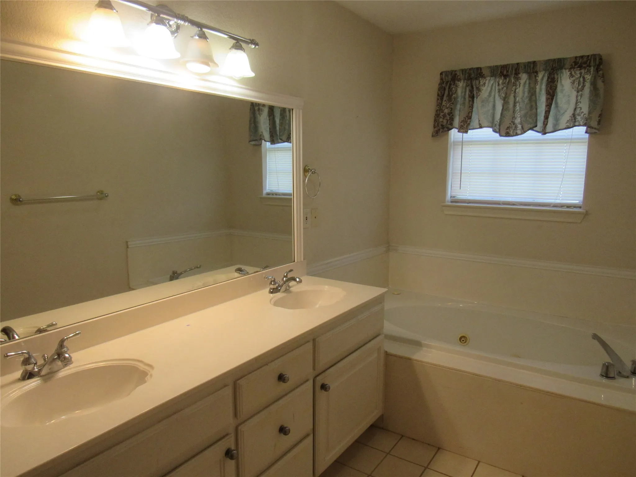Single Family Residence For Sale in Grayson County , 4019 E Fm 120, Denison, Texas 75021, 3 Bedroom, 2 Bathroom, 5 Garage spaces, 1,621 Sqft, built in 1999, Preowned, mls#21206194, Real Estate Agent in Denison, Homes For Sale in Grayson county, Homes For Sale in Denison, Realtor in Denison Texas, Real Estate Brokerage Independent Realty Texas, Luminita Cordes Realtor
